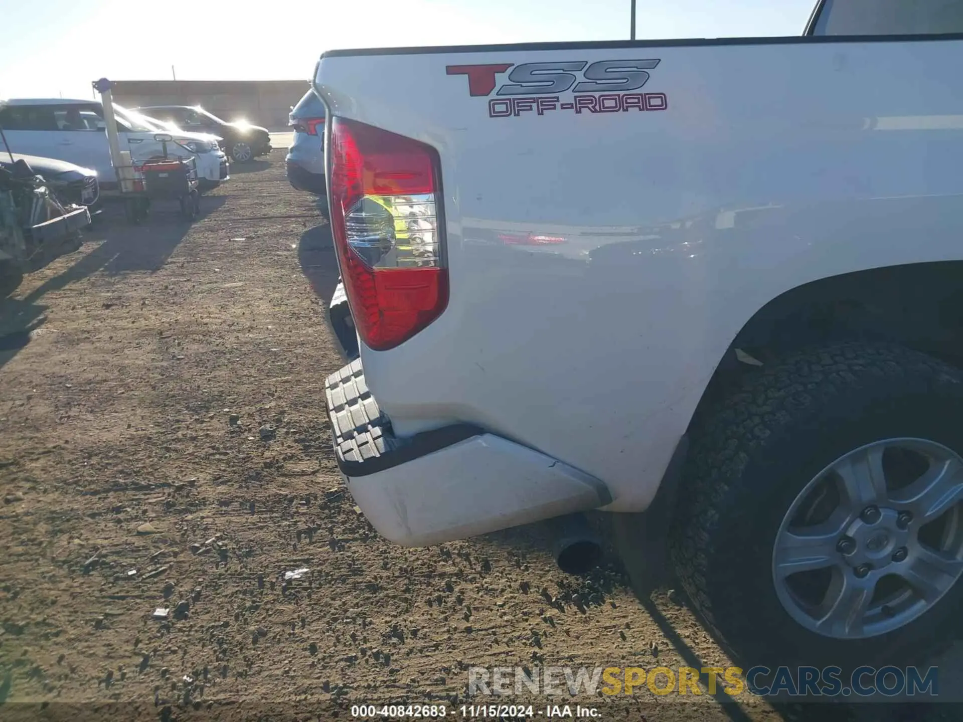 18 Photograph of a damaged car 5TFDY5F14MX043230 TOYOTA TUNDRA 2021