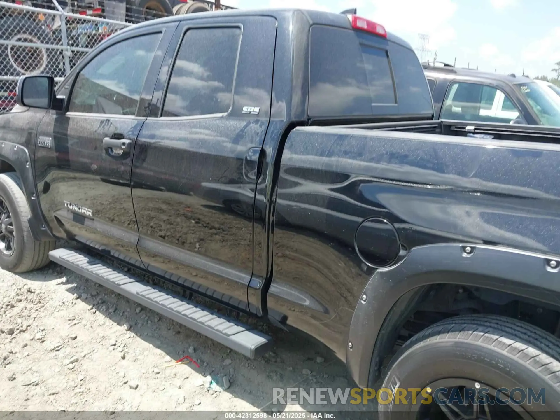 14 Photograph of a damaged car 5TFRY5F10MX299595 TOYOTA TUNDRA 2021