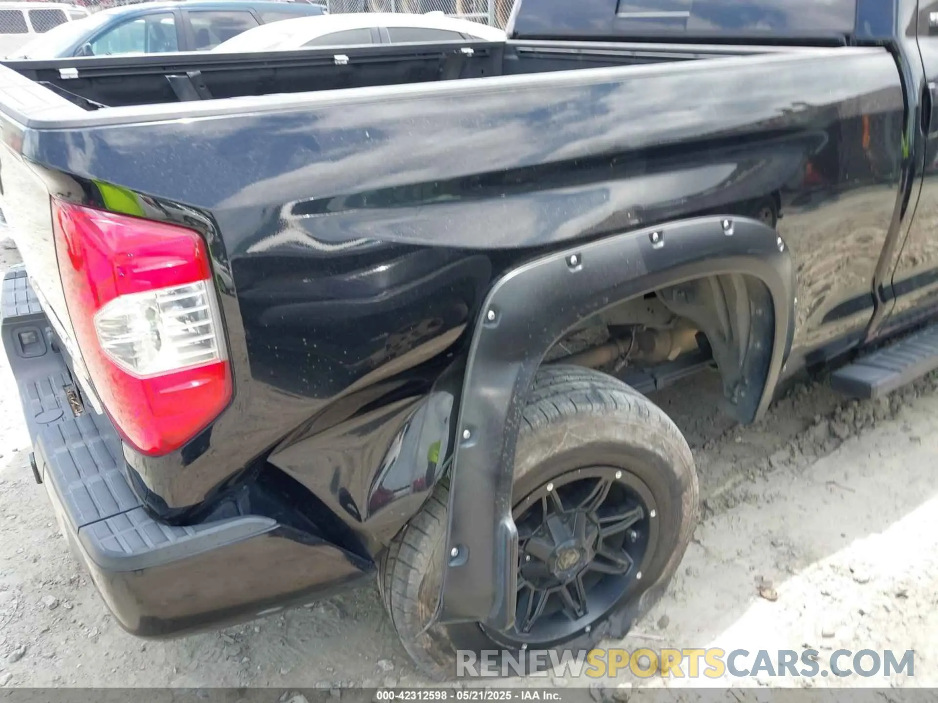 6 Photograph of a damaged car 5TFRY5F10MX299595 TOYOTA TUNDRA 2021