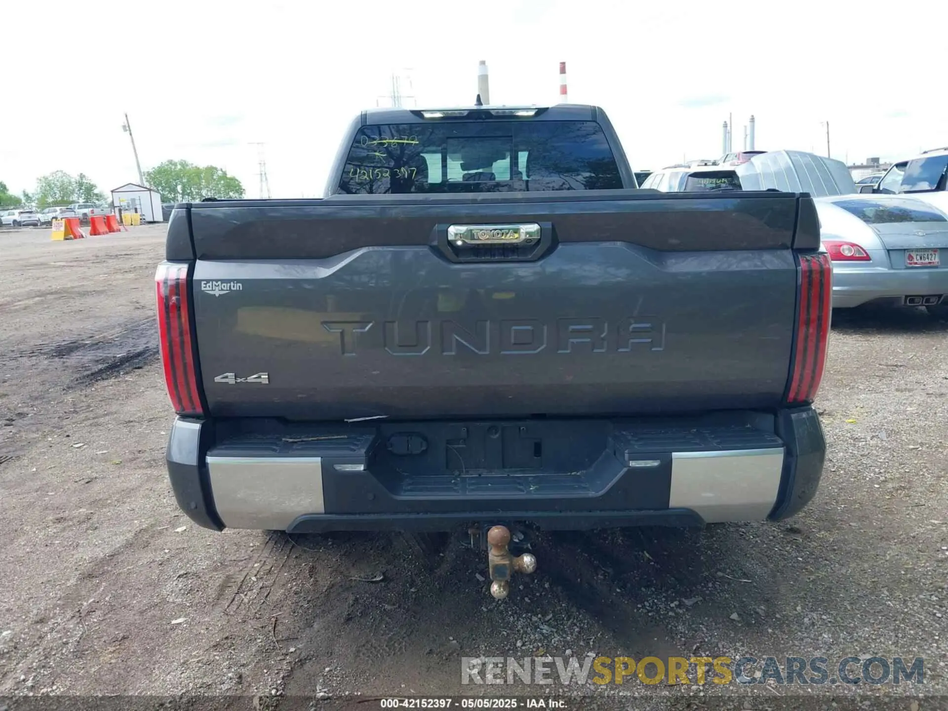 17 Photograph of a damaged car 5TFJA5DA6NX033679 TOYOTA TUNDRA 2022