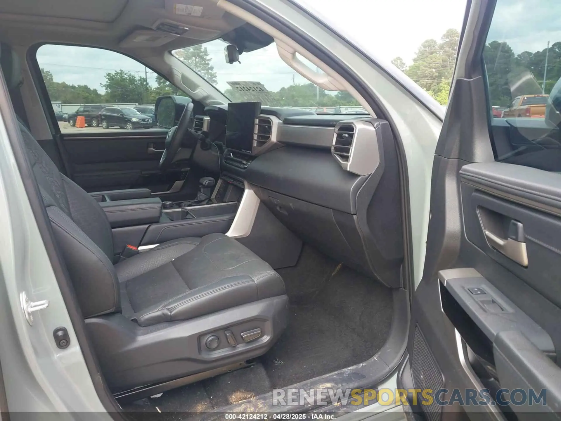 5 Photograph of a damaged car 5TFJA5DB9NX015248 TOYOTA TUNDRA 2022