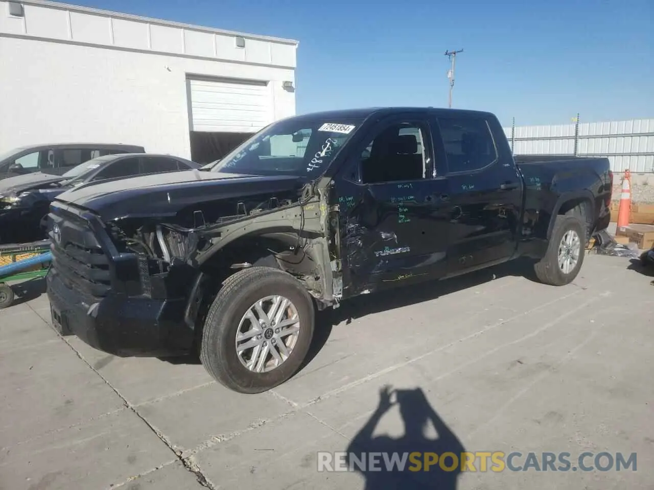 1 Photograph of a damaged car 5TFLA5EC5NX006269 TOYOTA TUNDRA 2022