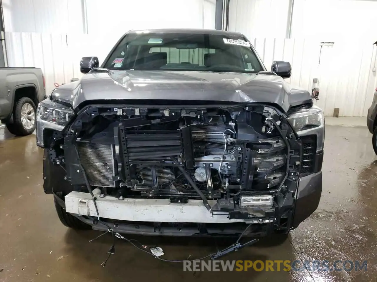 5 Photograph of a damaged car 5TFNC5DBXNX012001 TOYOTA TUNDRA 2022