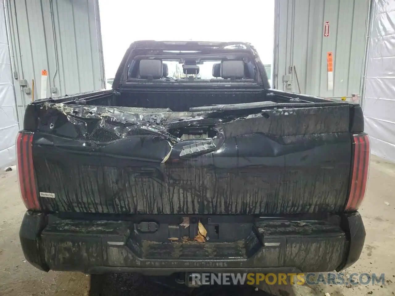 6 Photograph of a damaged car 5TFPC5DB5NX004784 TOYOTA TUNDRA 2022