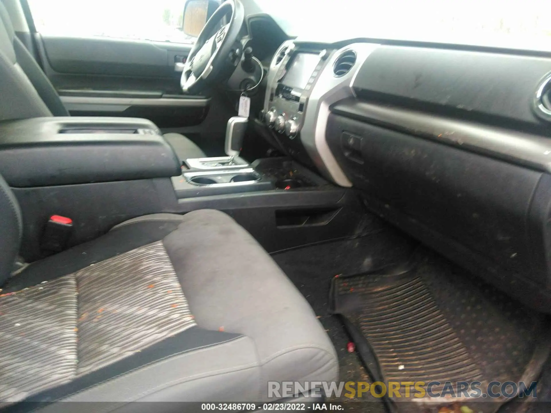 5 Photograph of a damaged car 5TFDY5F12LX917315 TOYOTA TUNDRA 4WD 2020