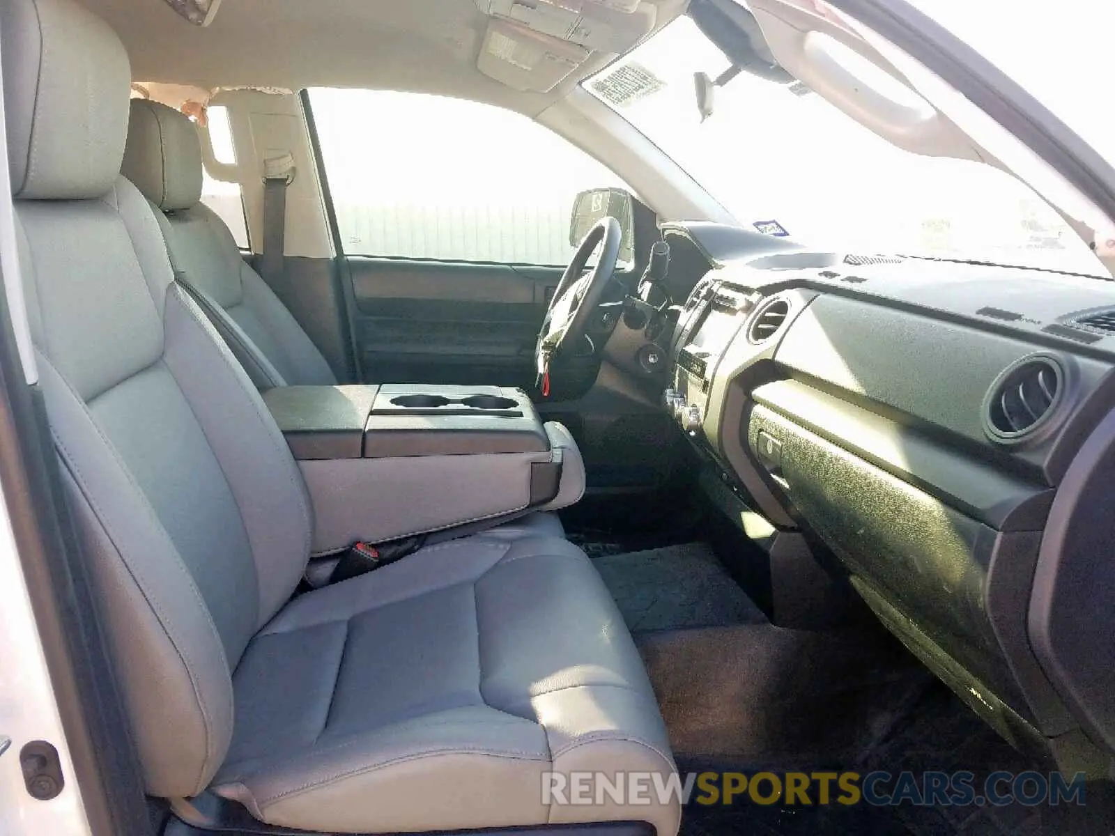 5 Photograph of a damaged car 5TFRM5F17KX135818 TOYOTA TUNDRA DOU 2019