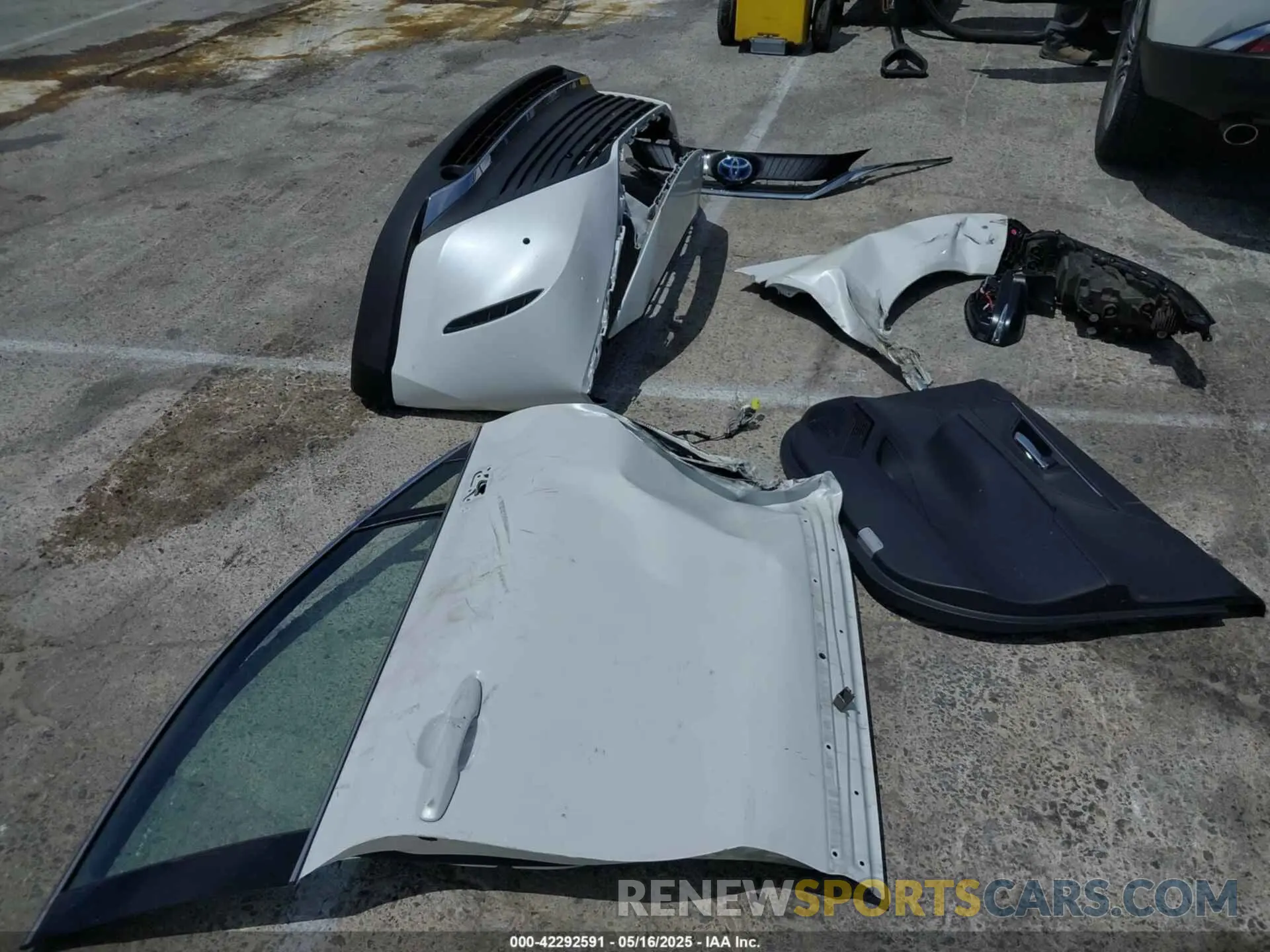 18 Photograph of a damaged car JTEAAAAH1PJ135399 TOYOTA VENZA 2023