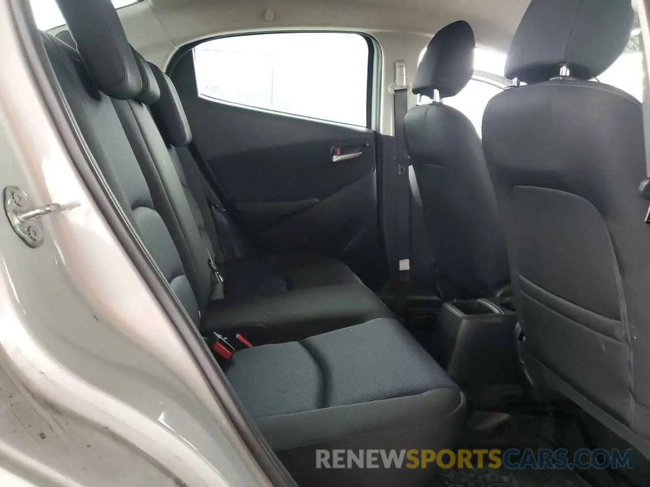 10 Photograph of a damaged car 3MYDLBYV2KY504919 TOYOTA YARIS 2019