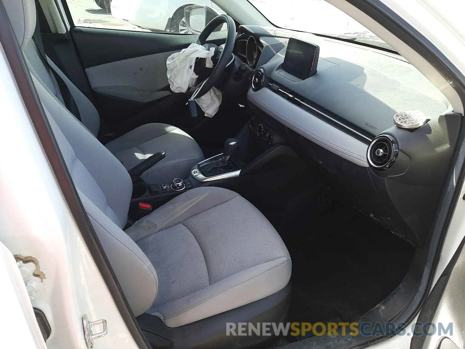 5 Photograph of a damaged car 3MYDLBYV5KY511590 TOYOTA YARIS 2019