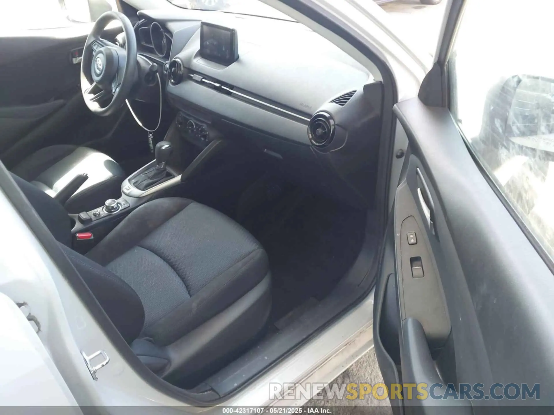 5 Photograph of a damaged car 3MYDLBYV5KY512111 TOYOTA YARIS 2019