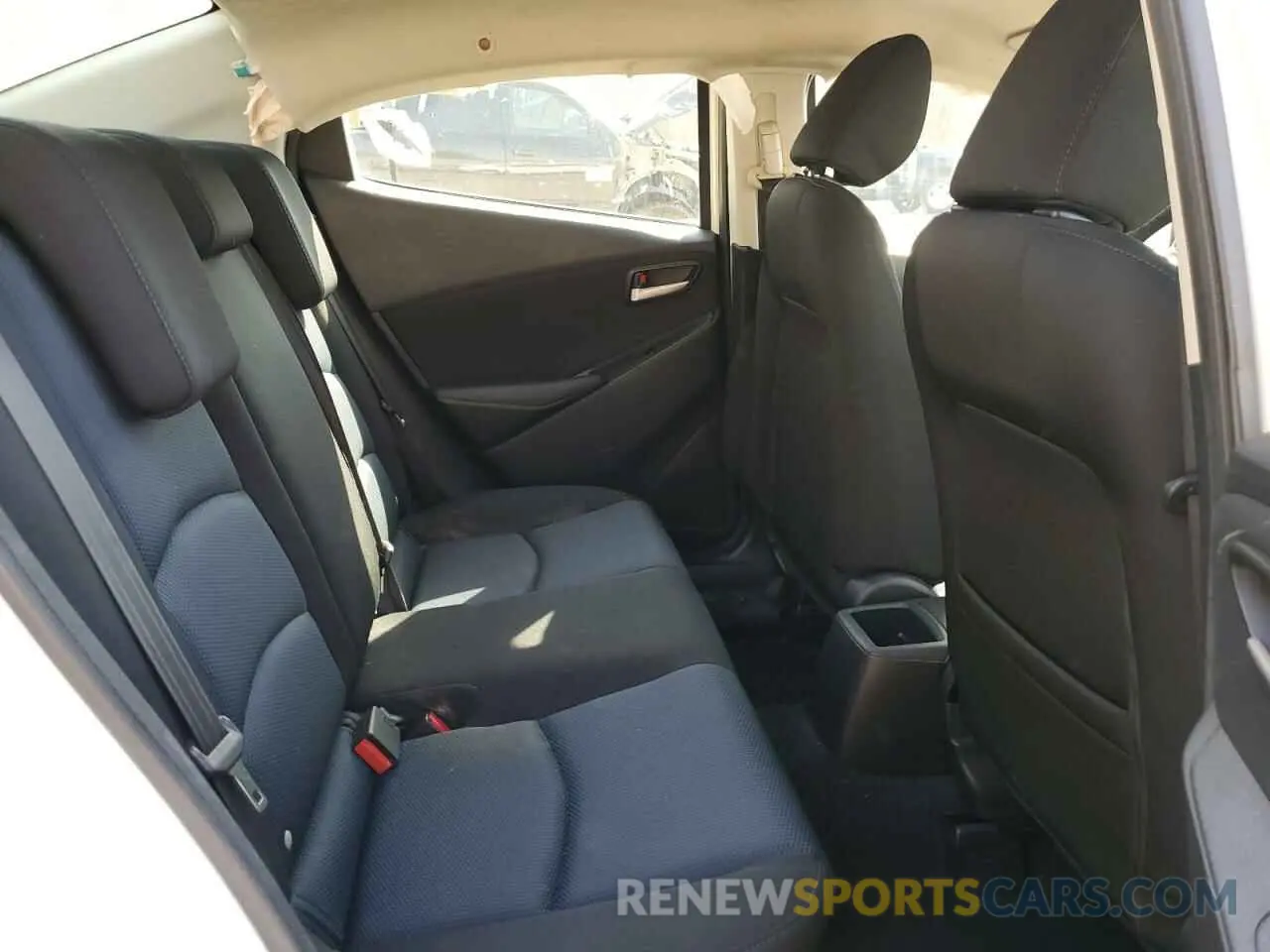 10 Photograph of a damaged car 3MYDLBYV6KY516622 TOYOTA YARIS 2019