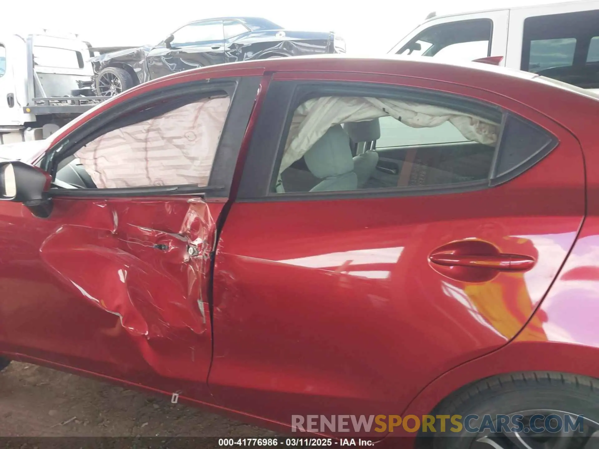 14 Фотография поврежденного автомобиля 3MYDLBYV7KY523076 TOYOTA YARIS 2019
