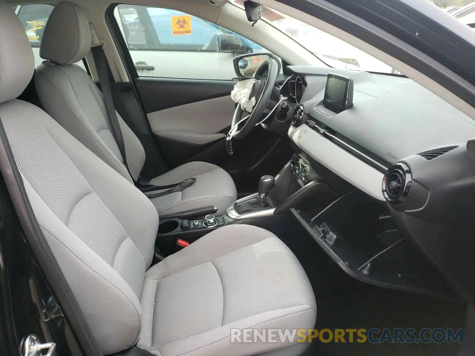 5 Photograph of a damaged car 3MYDLBYV8KY528125 TOYOTA YARIS 2019