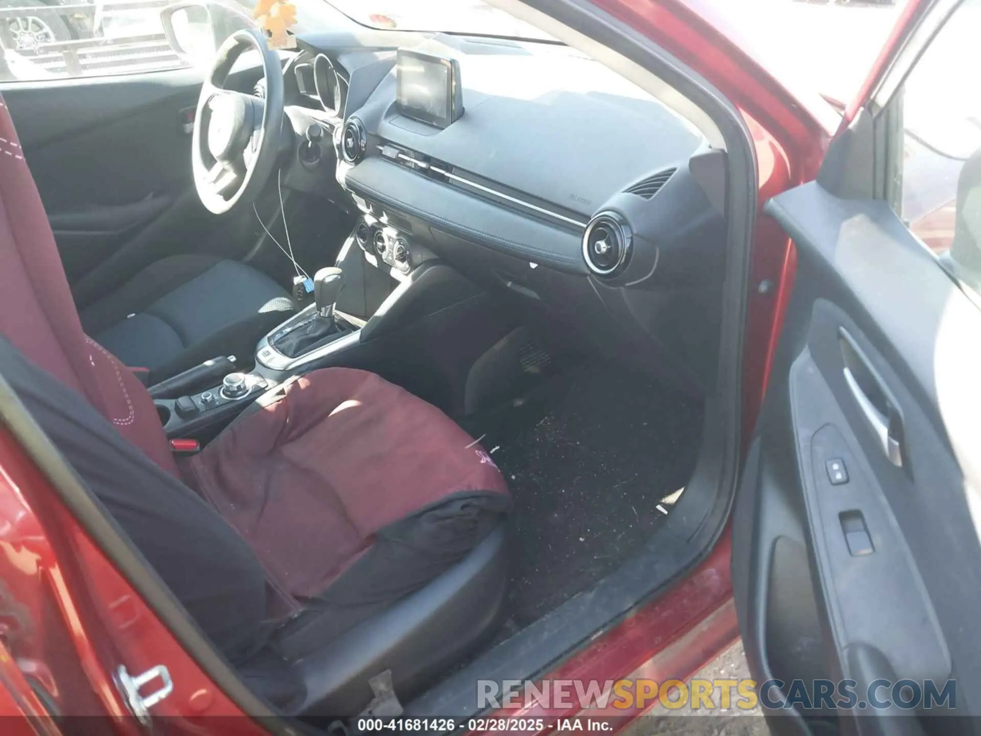 5 Photograph of a damaged car 3MYDLBYV9KY502584 TOYOTA YARIS 2019