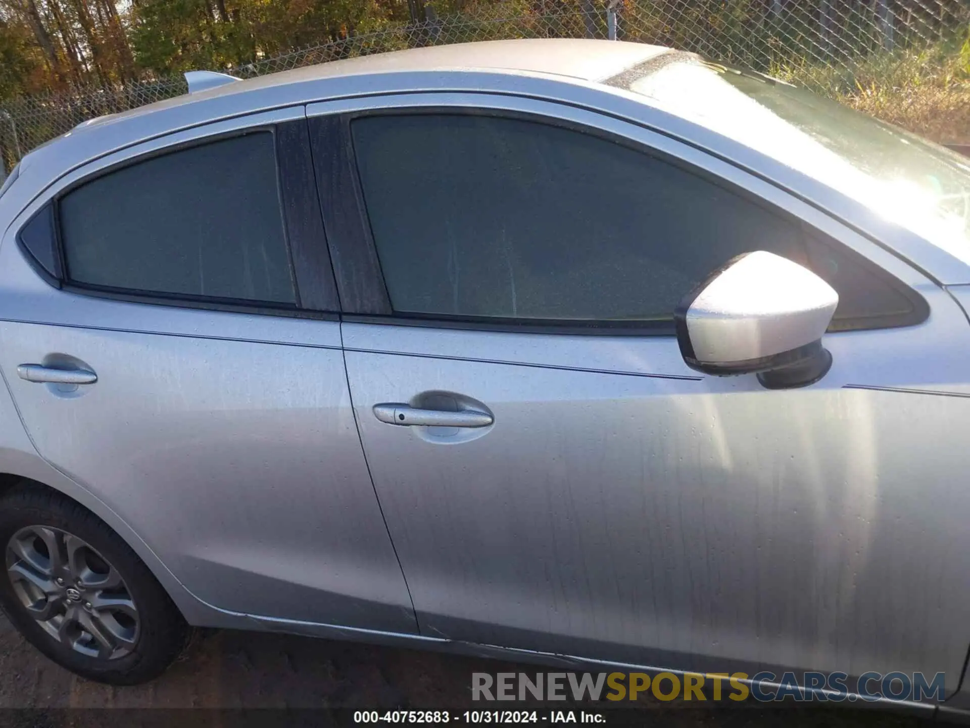 12 Photograph of a damaged car 3MYDLBJV5LY704995 TOYOTA YARIS 2020
