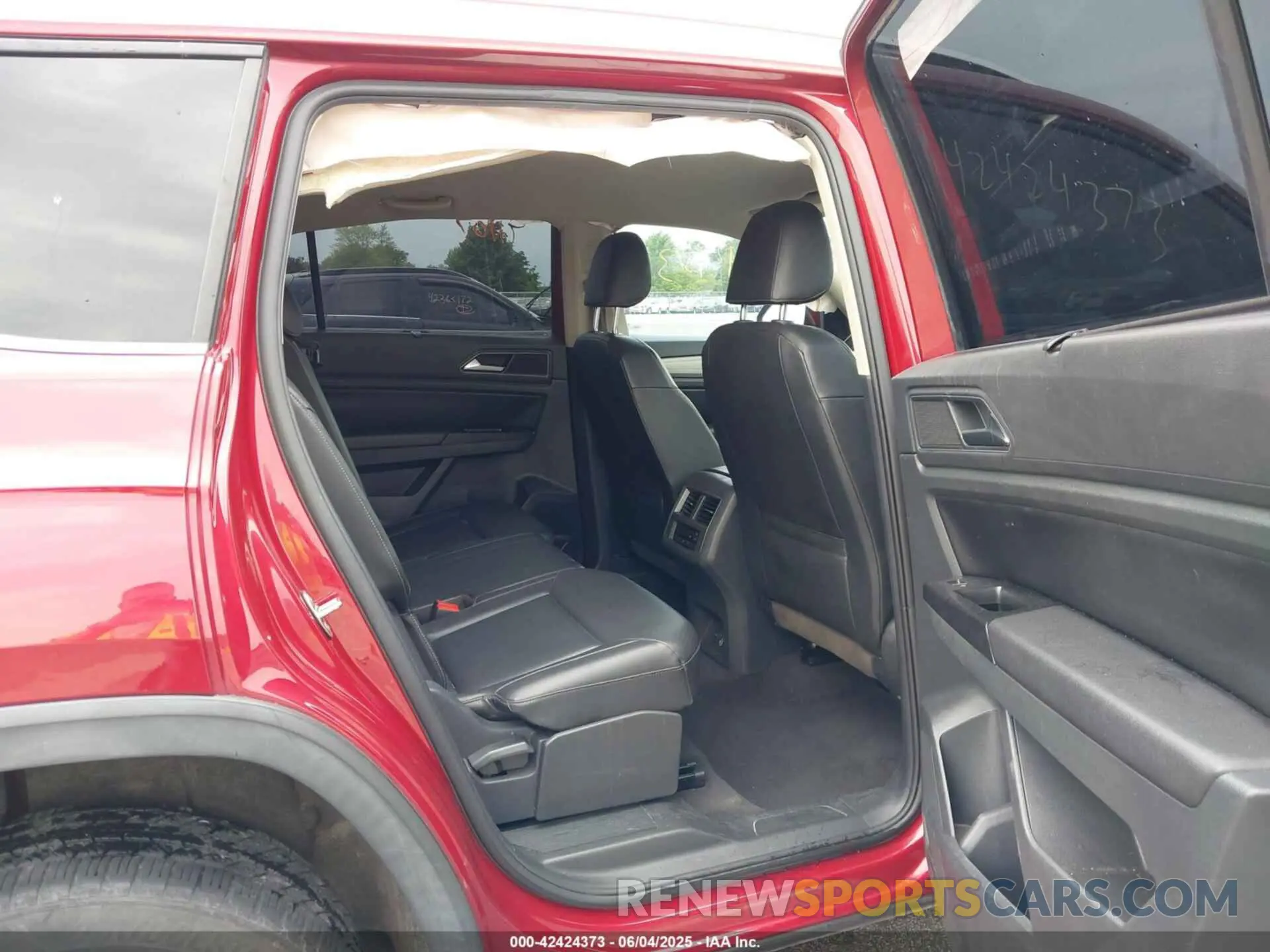 8 Photograph of a damaged car 1V2DR2CA0KC605711 VOLKSWAGEN ATLAS 2019