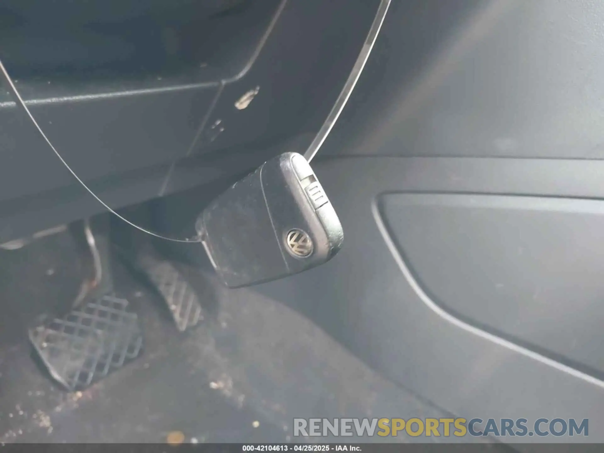 11 Photograph of a damaged car 1V2DR2CA4KC524033 VOLKSWAGEN ATLAS 2019