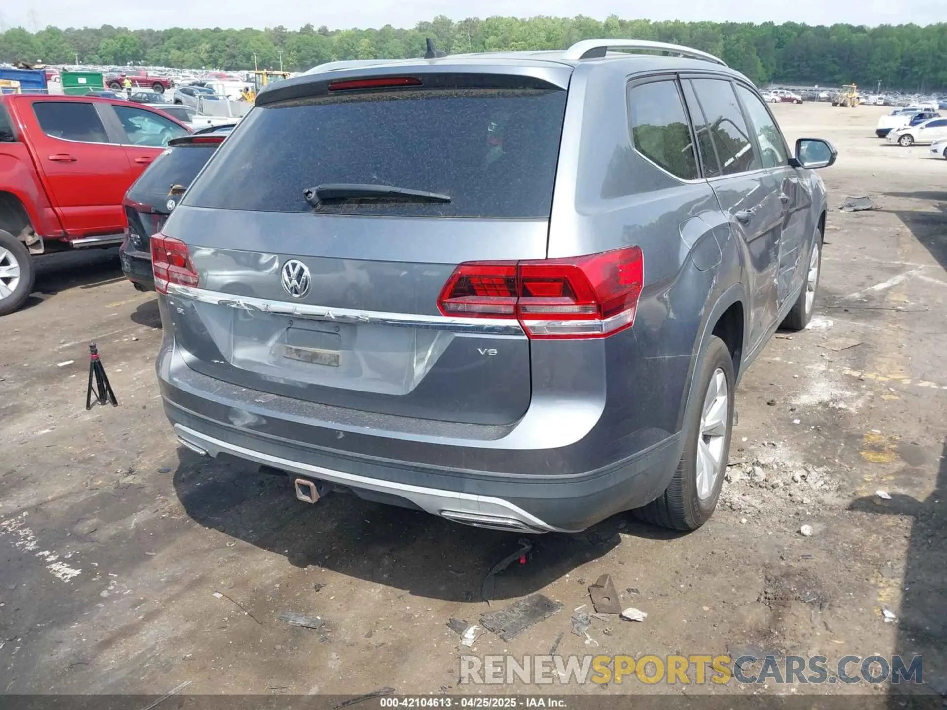 4 Photograph of a damaged car 1V2DR2CA4KC524033 VOLKSWAGEN ATLAS 2019