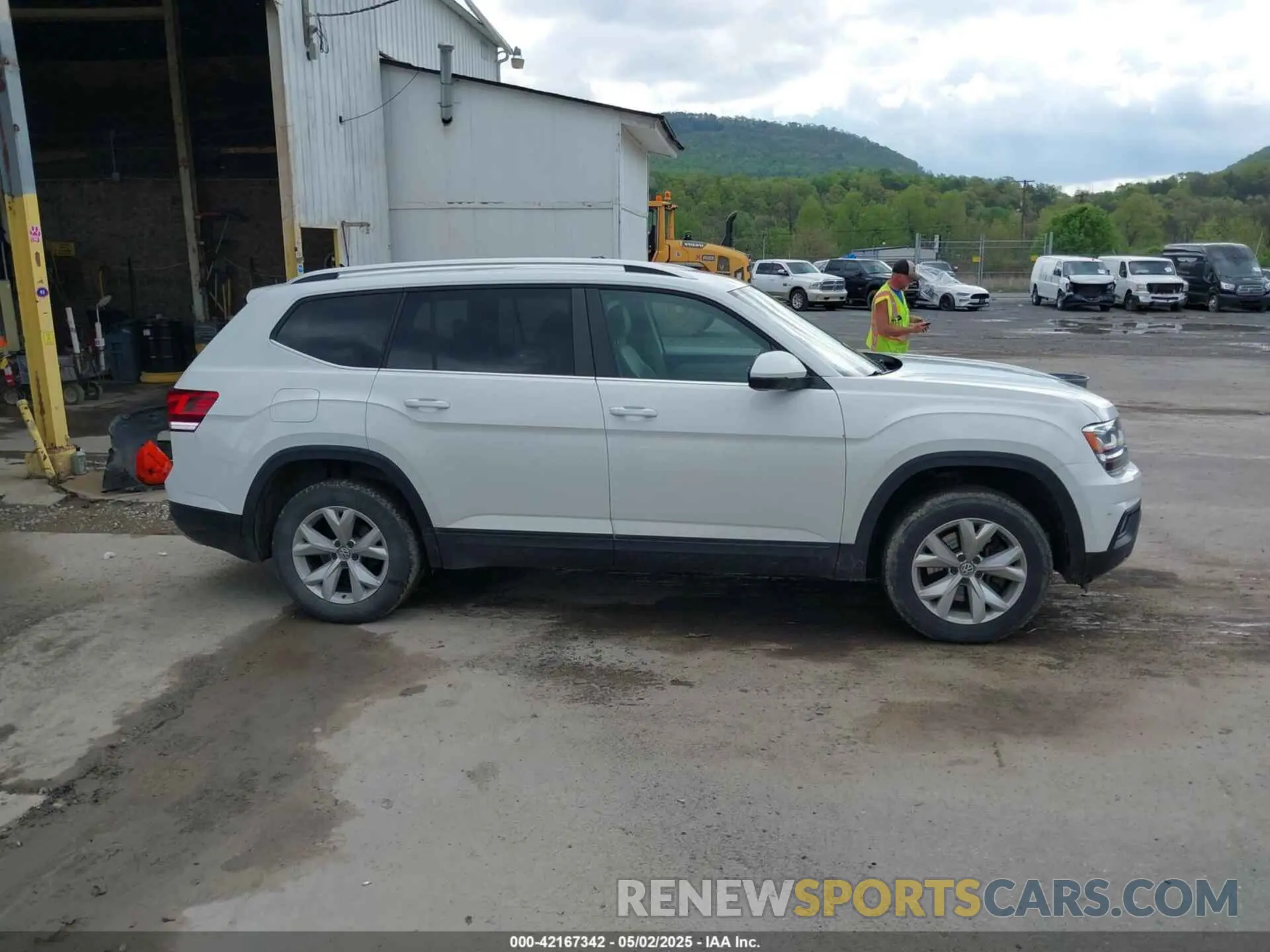 13 Photograph of a damaged car 1V2DR2CAXKC598265 VOLKSWAGEN ATLAS 2019