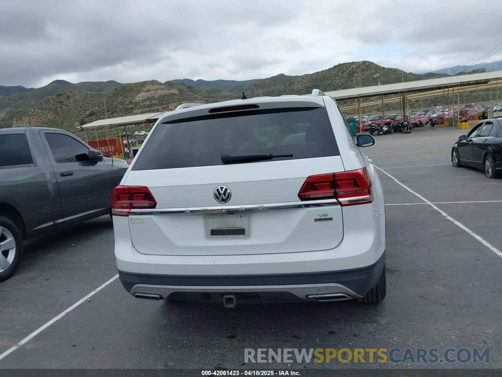 17 Photograph of a damaged car 1V2GR2CA8KC601063 VOLKSWAGEN ATLAS 2019