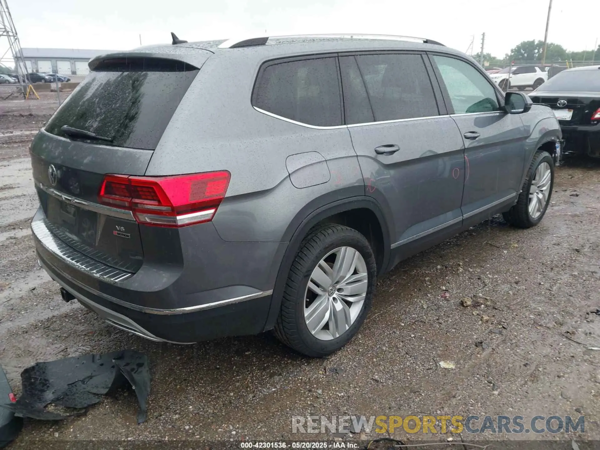 4 Photograph of a damaged car 1V2MR2CA1KC615261 VOLKSWAGEN ATLAS 2019