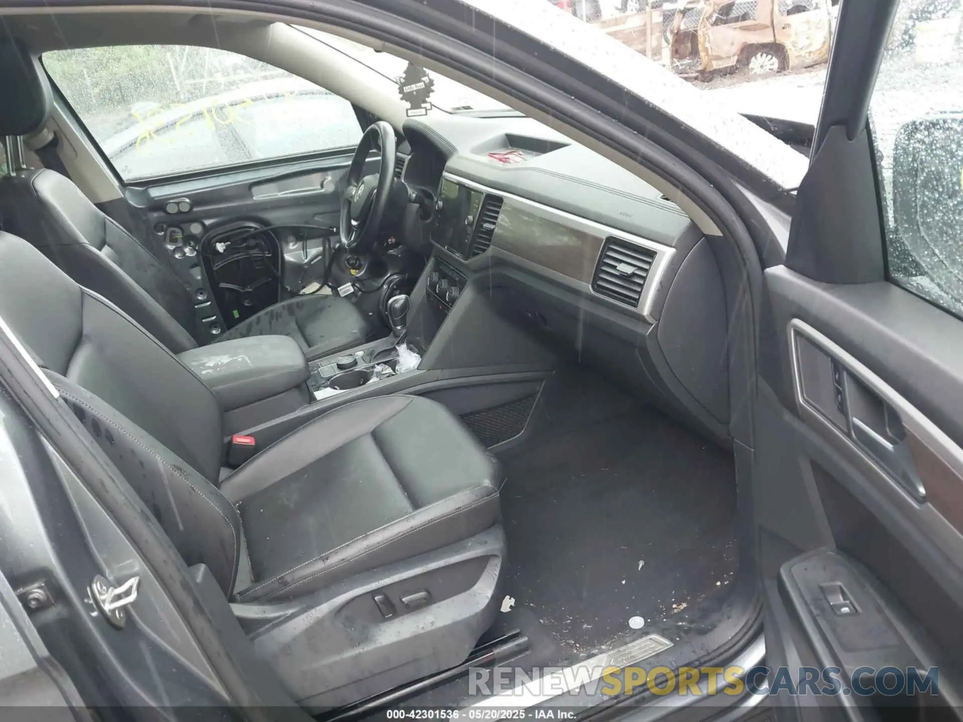 5 Photograph of a damaged car 1V2MR2CA1KC615261 VOLKSWAGEN ATLAS 2019