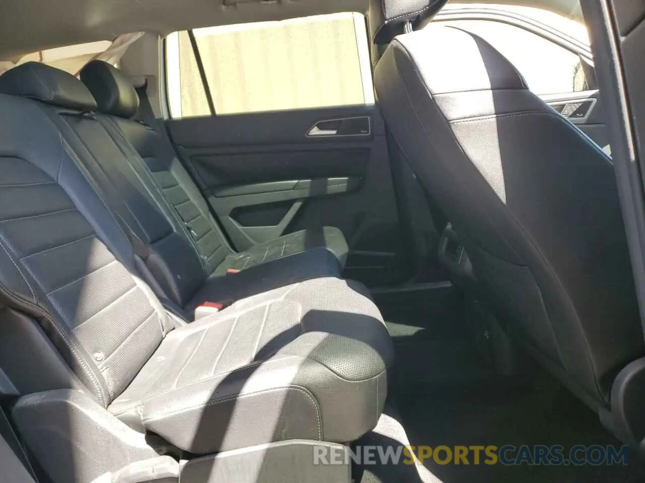 11 Photograph of a damaged car 1V2NR2CA2KC551266 VOLKSWAGEN ATLAS 2019