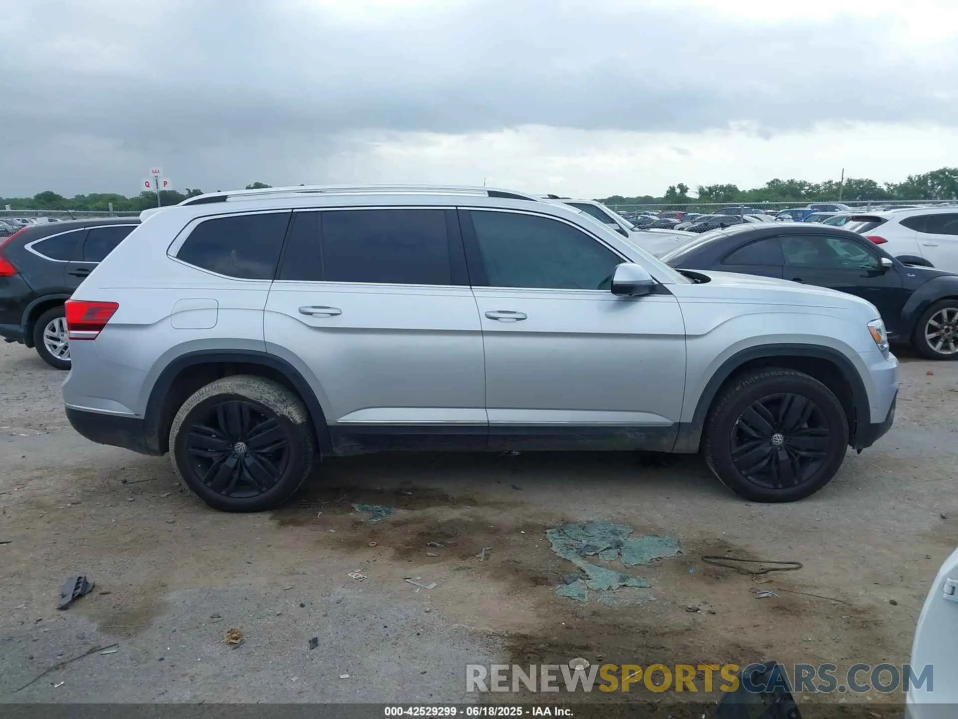 13 Photograph of a damaged car 1V2NR2CA3KC555536 VOLKSWAGEN ATLAS 2019