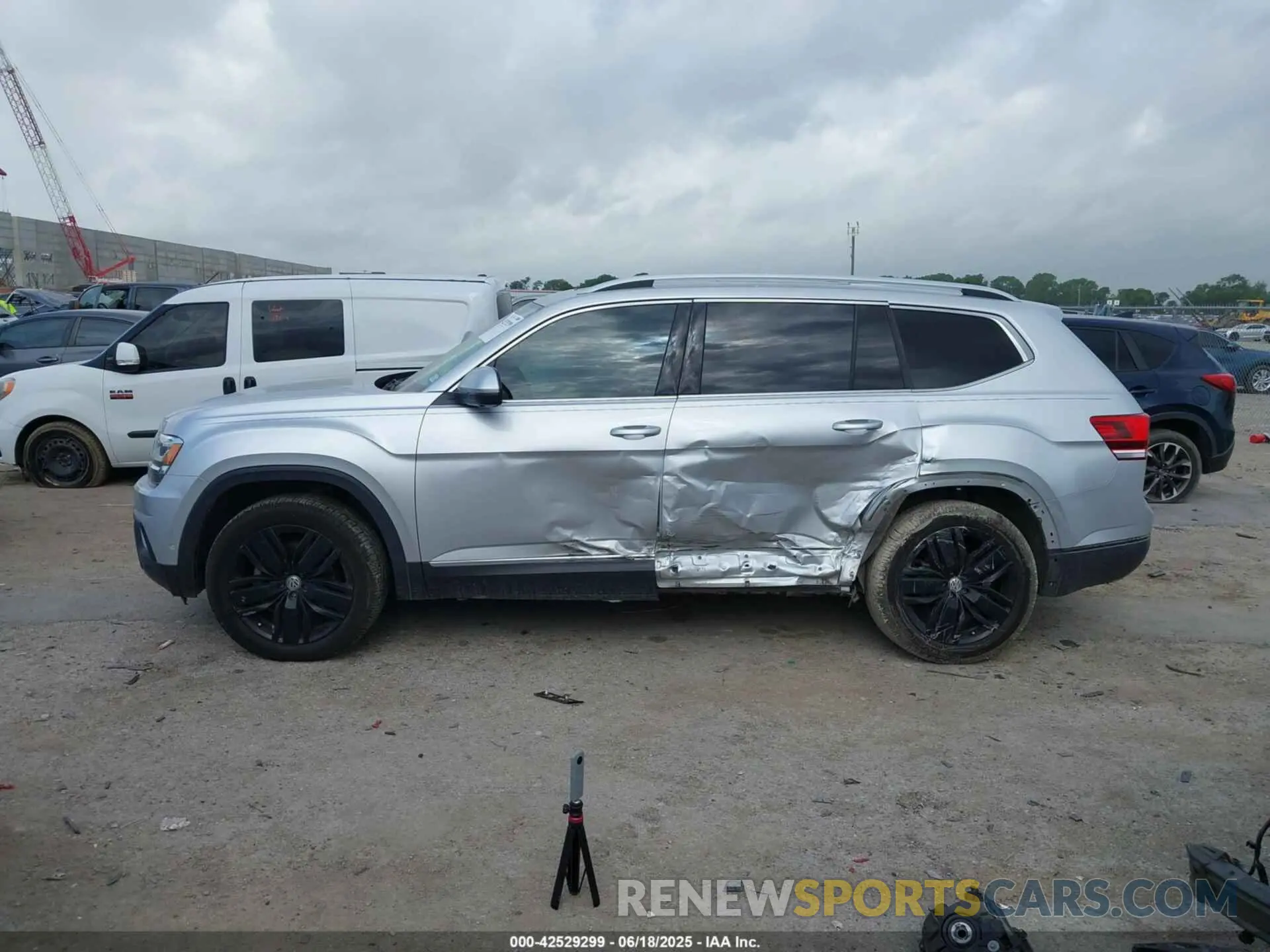 14 Photograph of a damaged car 1V2NR2CA3KC555536 VOLKSWAGEN ATLAS 2019