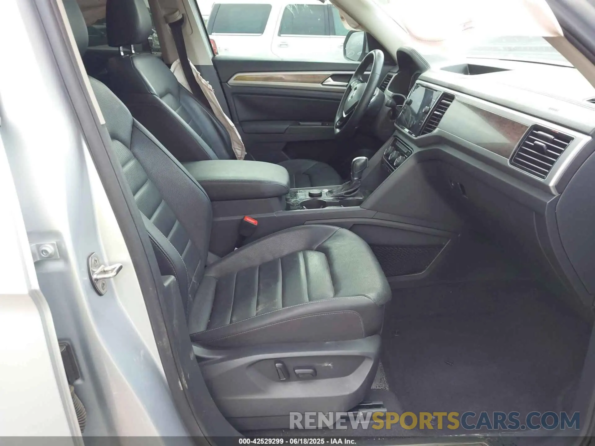 5 Photograph of a damaged car 1V2NR2CA3KC555536 VOLKSWAGEN ATLAS 2019