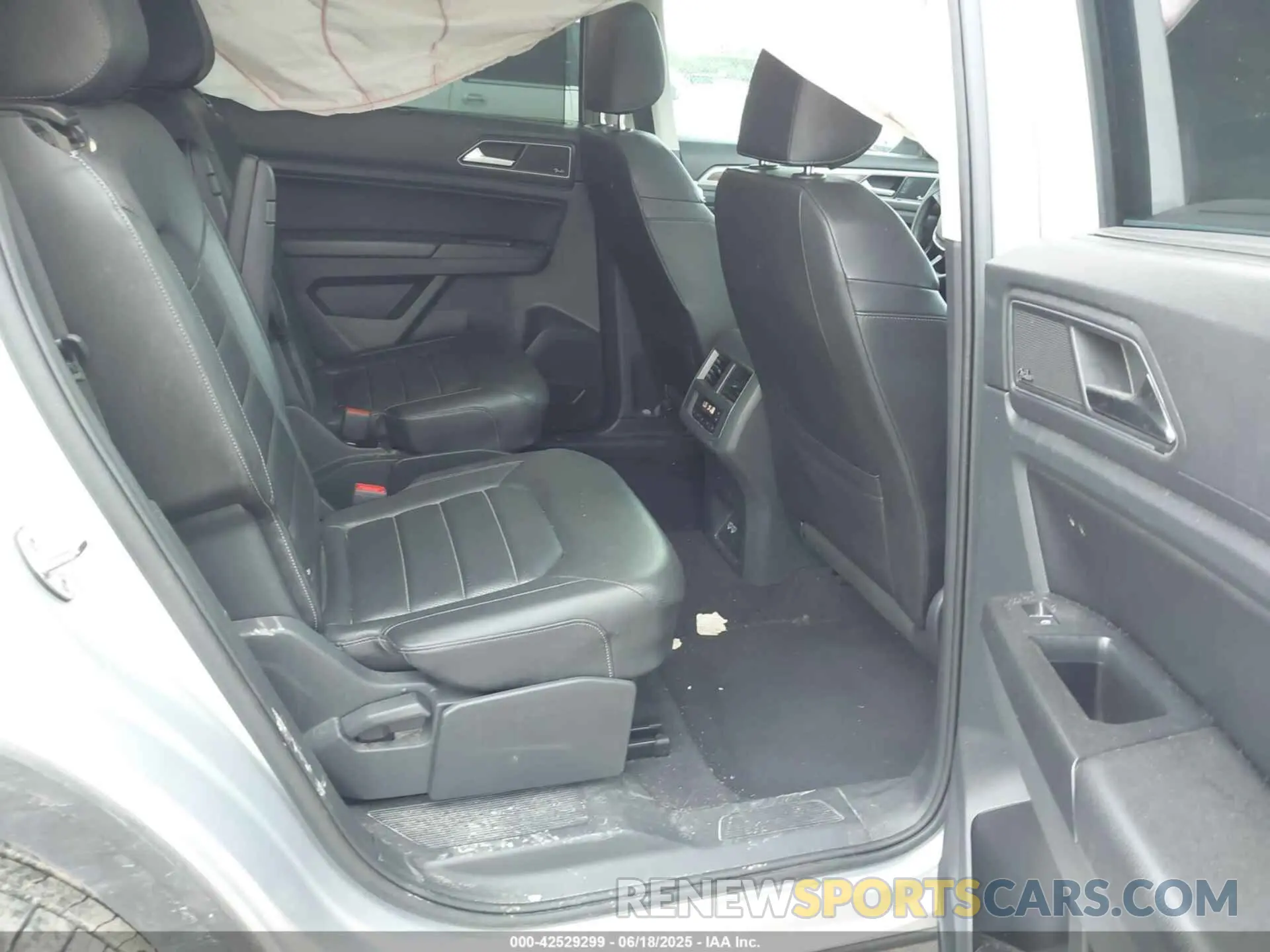 8 Photograph of a damaged car 1V2NR2CA3KC555536 VOLKSWAGEN ATLAS 2019