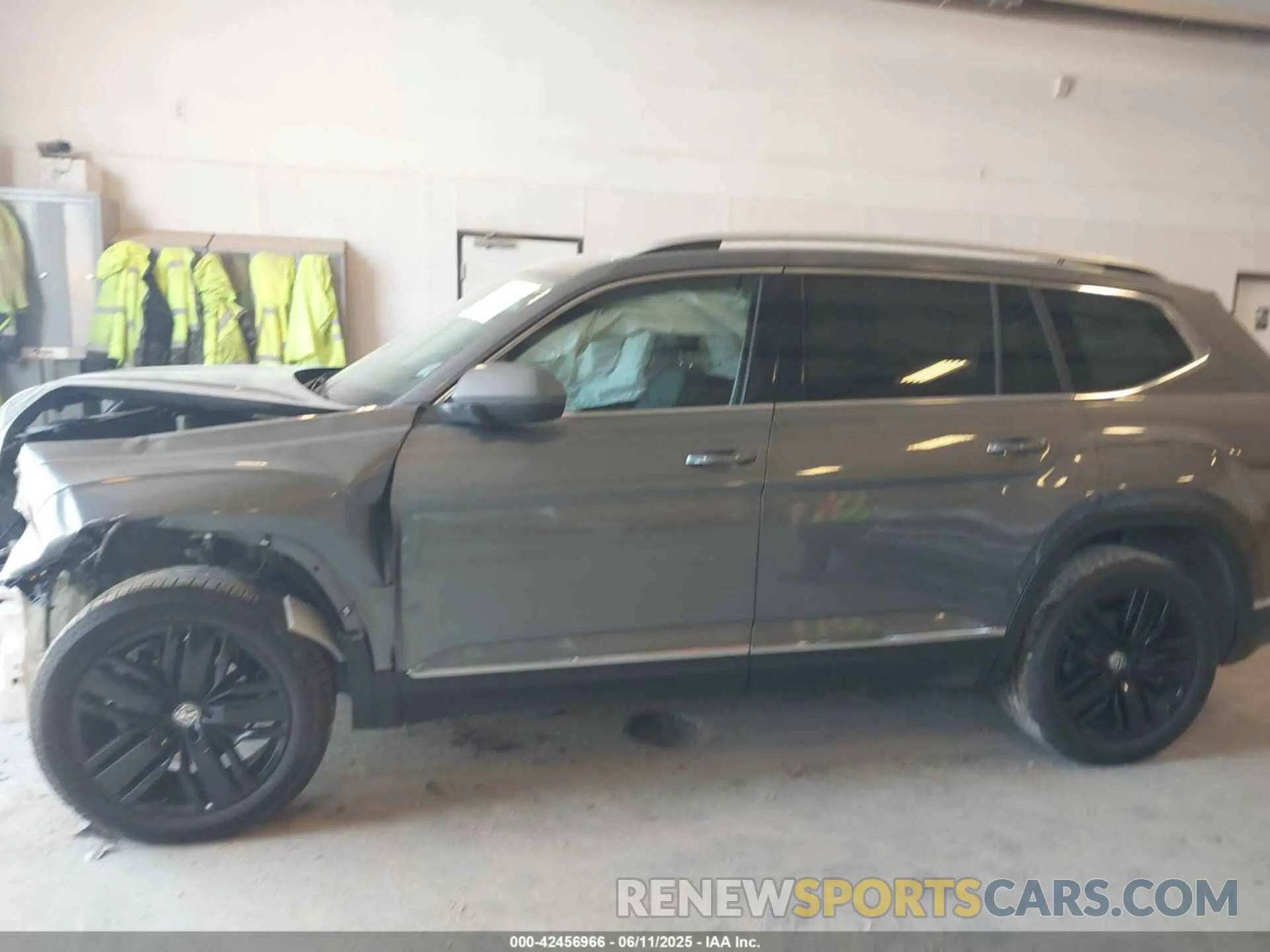 14 Photograph of a damaged car 1V2NR2CAXKC611746 VOLKSWAGEN ATLAS 2019