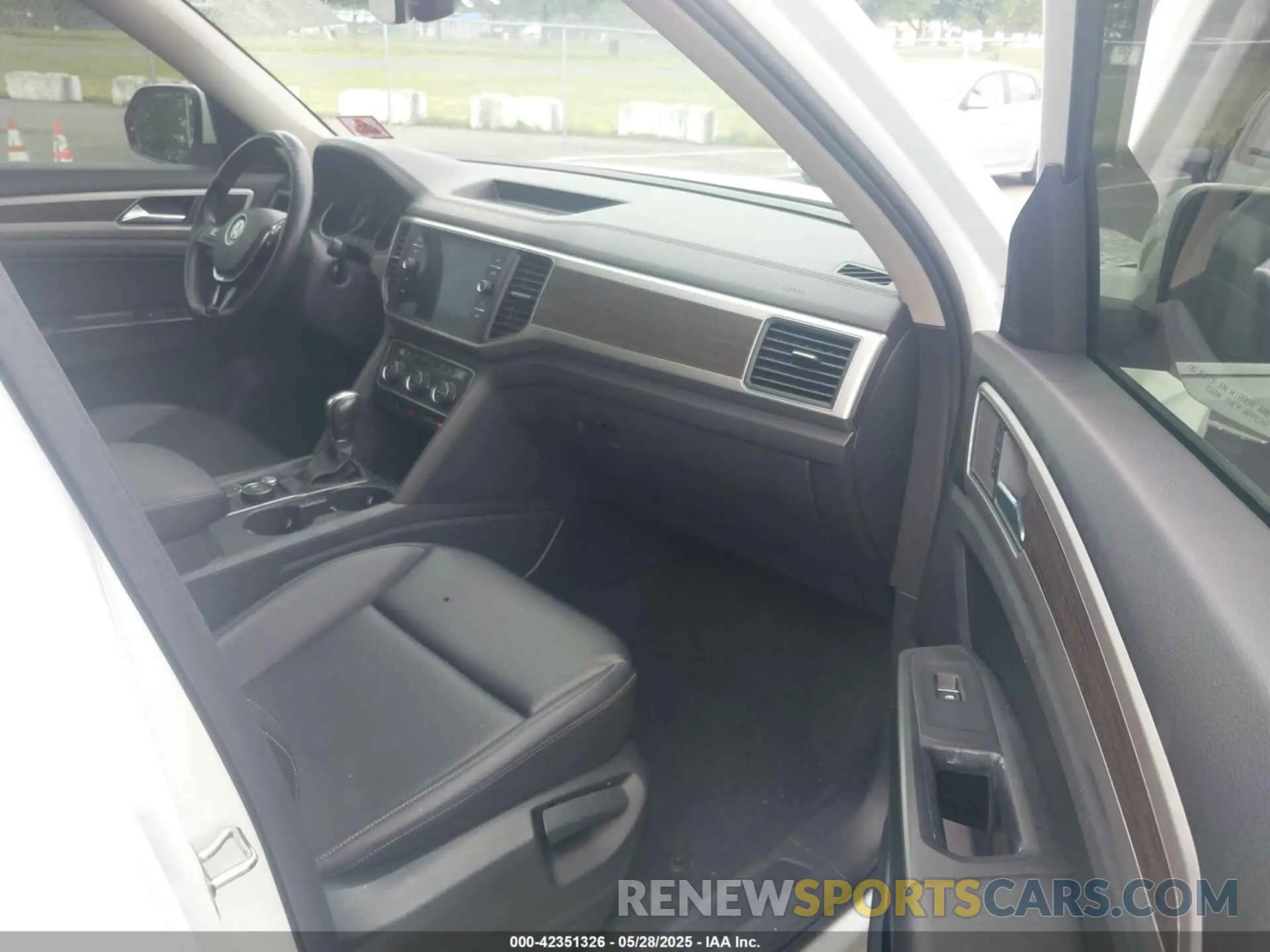 5 Photograph of a damaged car 1V2UR2CA0KC534378 VOLKSWAGEN ATLAS 2019