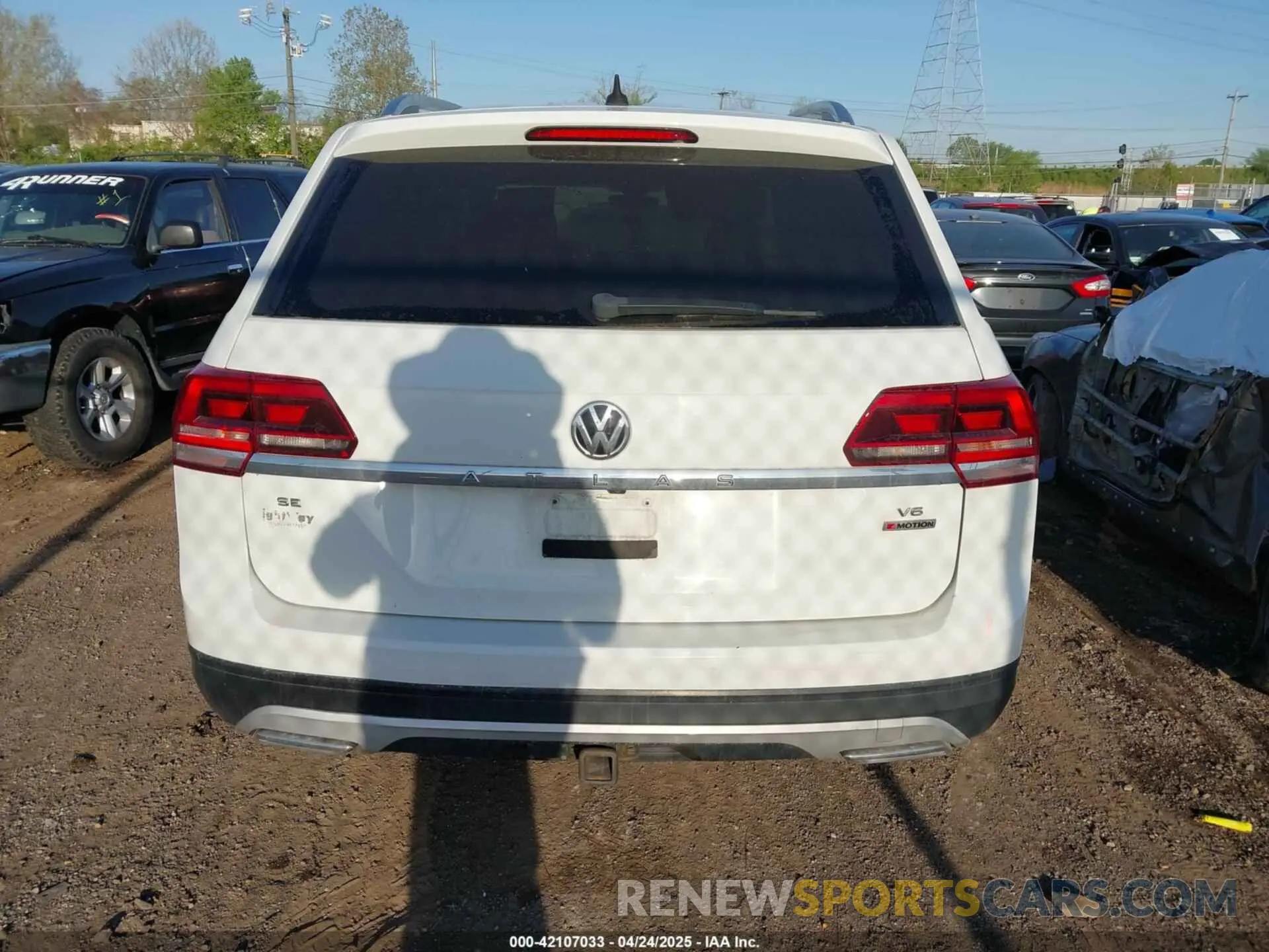 16 Photograph of a damaged car 1V2UR2CA2KC526301 VOLKSWAGEN ATLAS 2019