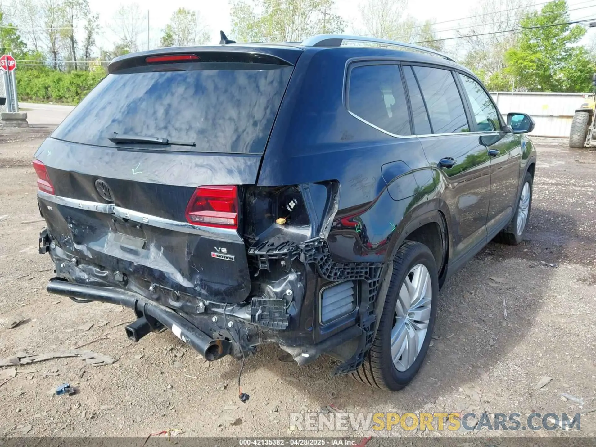 4 Photograph of a damaged car 1V2UR2CA3KC613611 VOLKSWAGEN ATLAS 2019