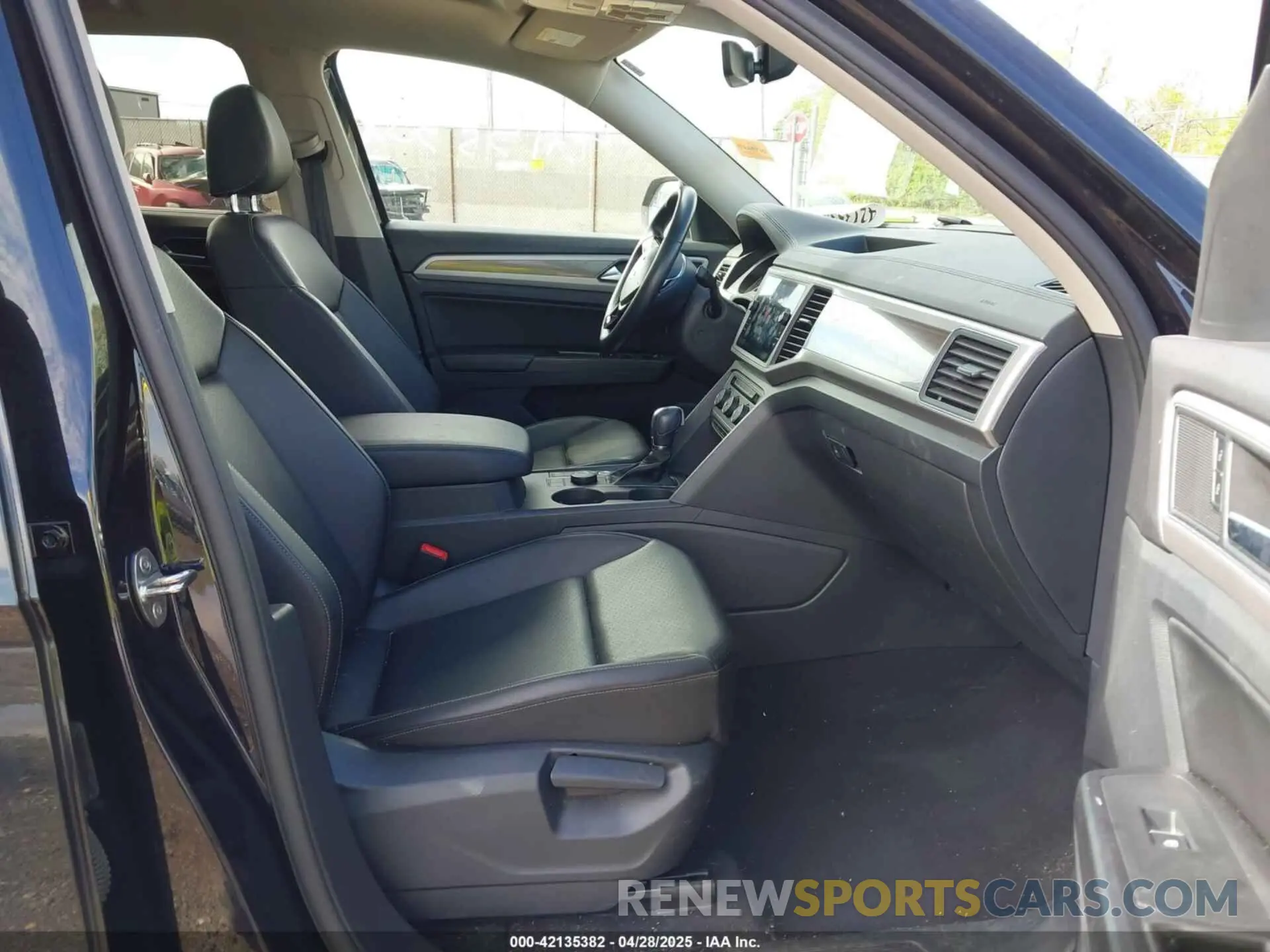 5 Photograph of a damaged car 1V2UR2CA3KC613611 VOLKSWAGEN ATLAS 2019