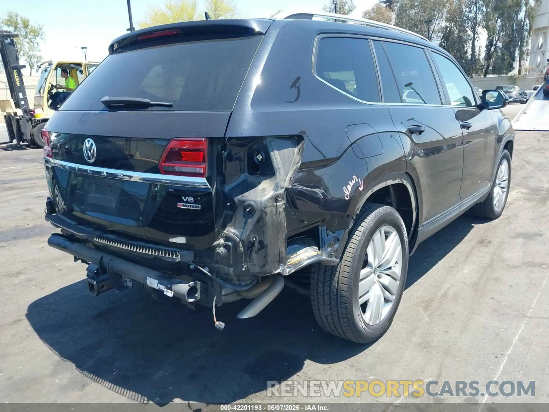 4 Photograph of a damaged car 1V2UR2CA3KC613656 VOLKSWAGEN ATLAS 2019