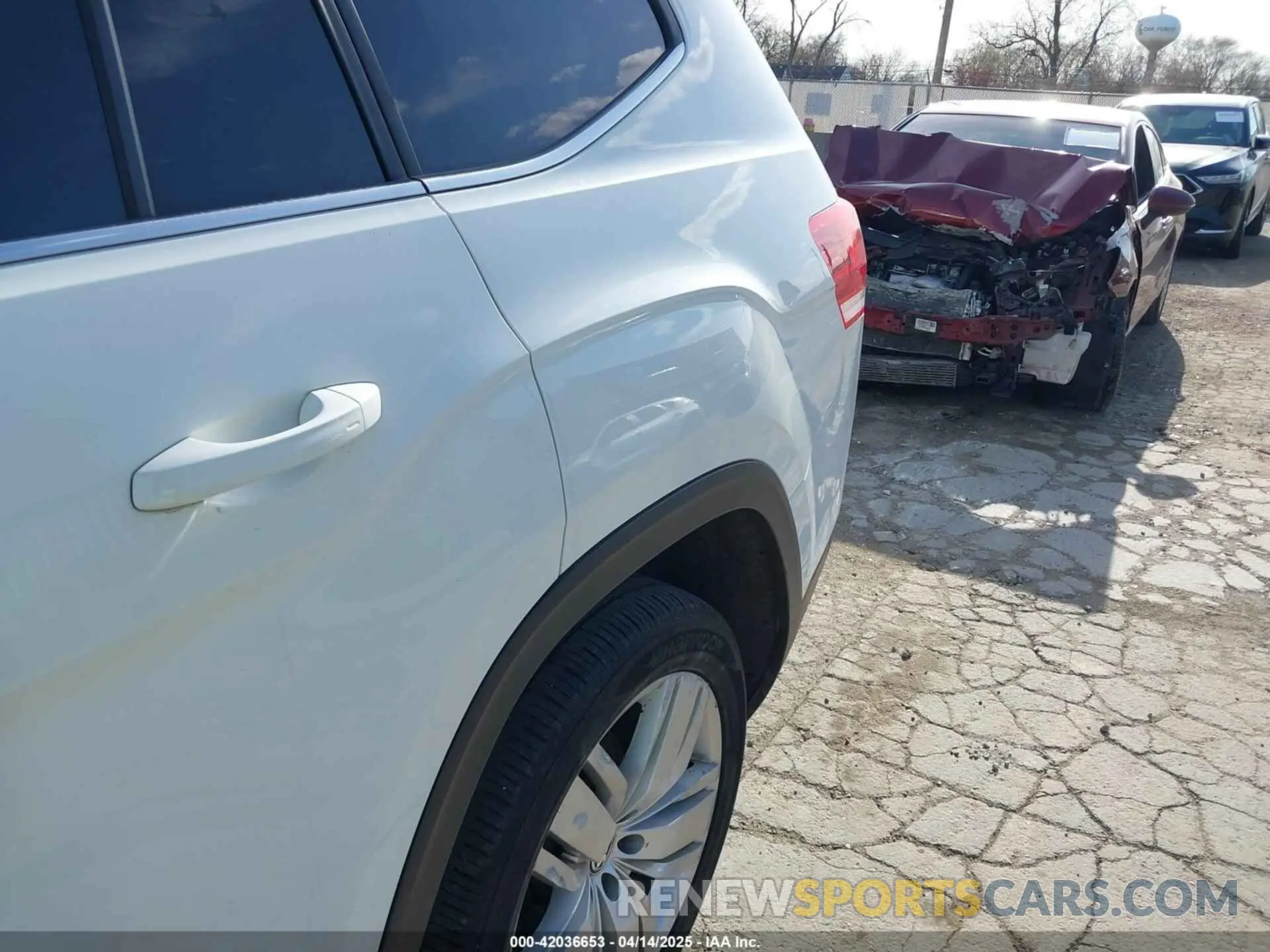 12 Photograph of a damaged car 1V2UR2CA3KC613804 VOLKSWAGEN ATLAS 2019