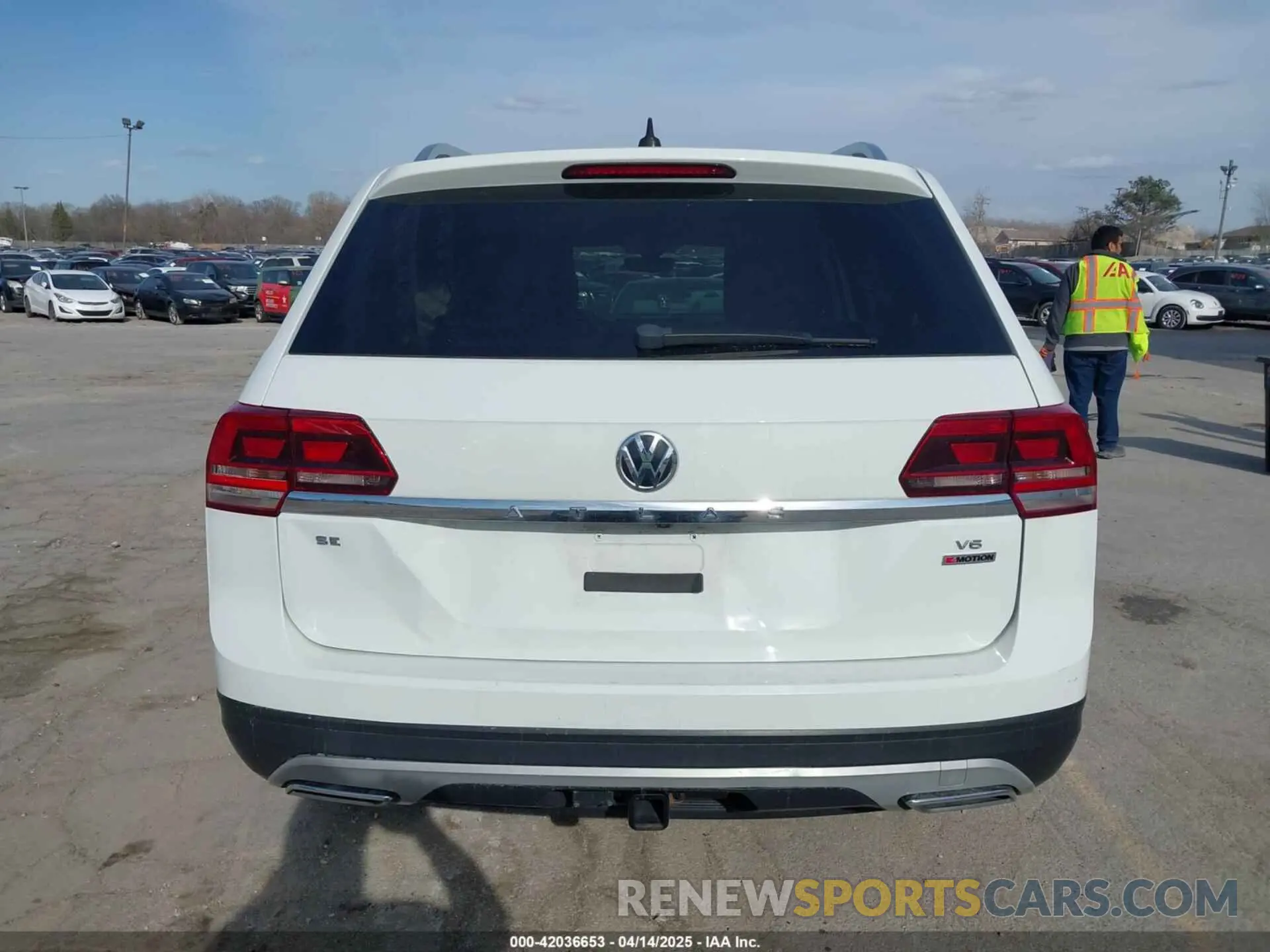 17 Photograph of a damaged car 1V2UR2CA3KC613804 VOLKSWAGEN ATLAS 2019