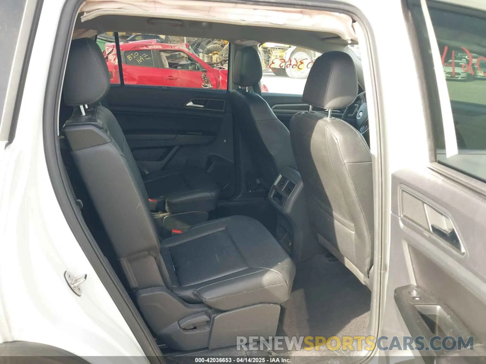 8 Photograph of a damaged car 1V2UR2CA3KC613804 VOLKSWAGEN ATLAS 2019