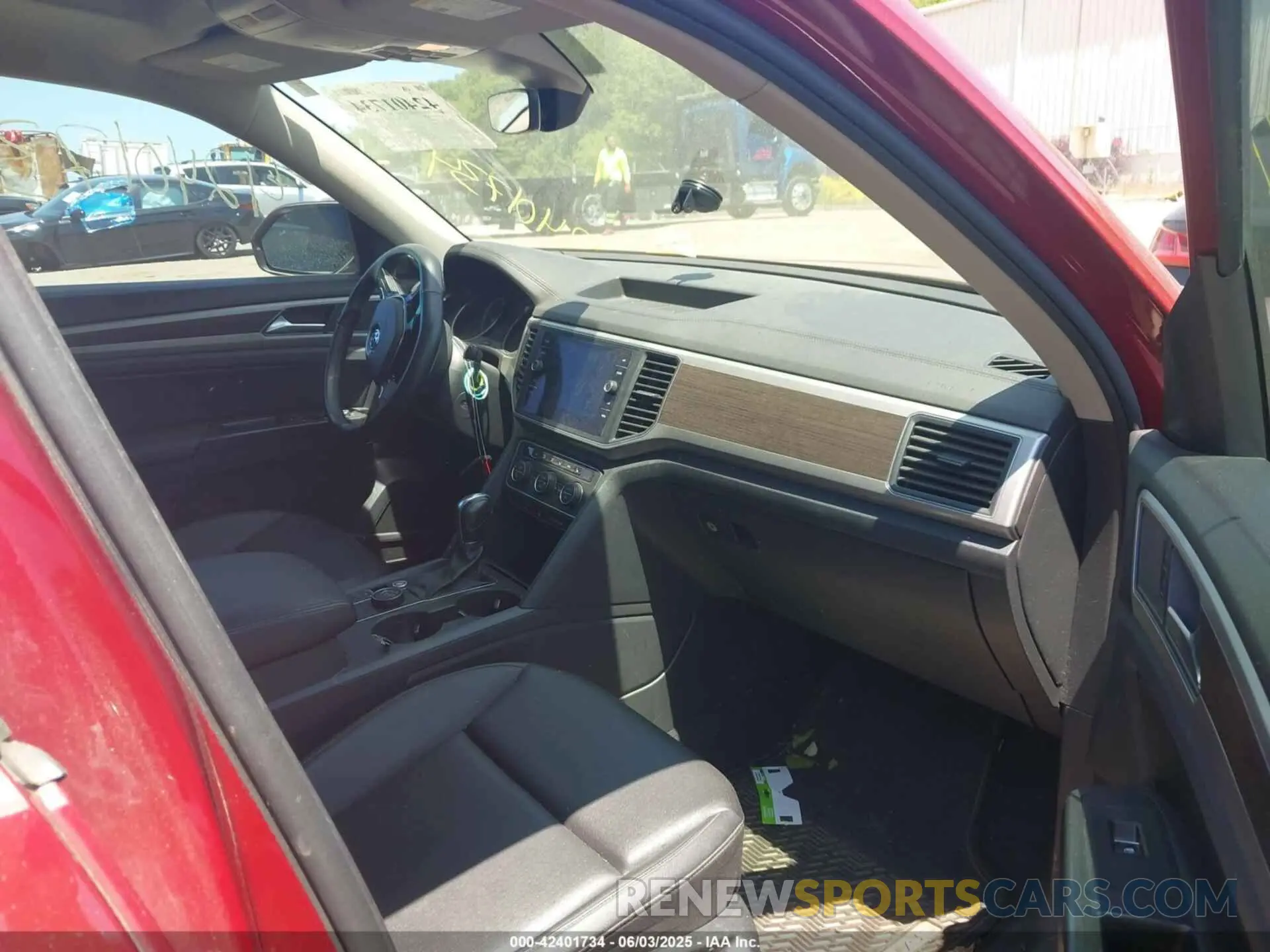 5 Photograph of a damaged car 1V2UR2CA4KC553905 VOLKSWAGEN ATLAS 2019