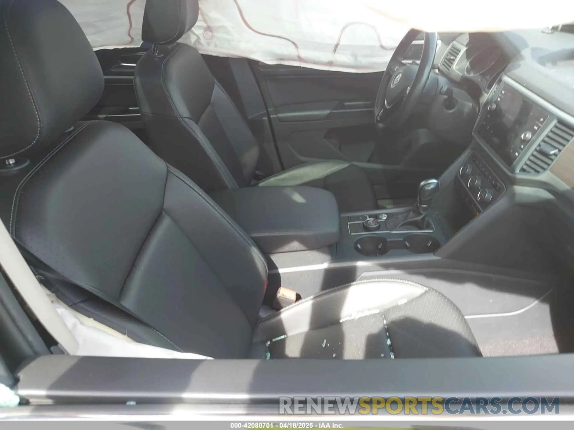 5 Photograph of a damaged car 1V2UR2CA4KC616890 VOLKSWAGEN ATLAS 2019