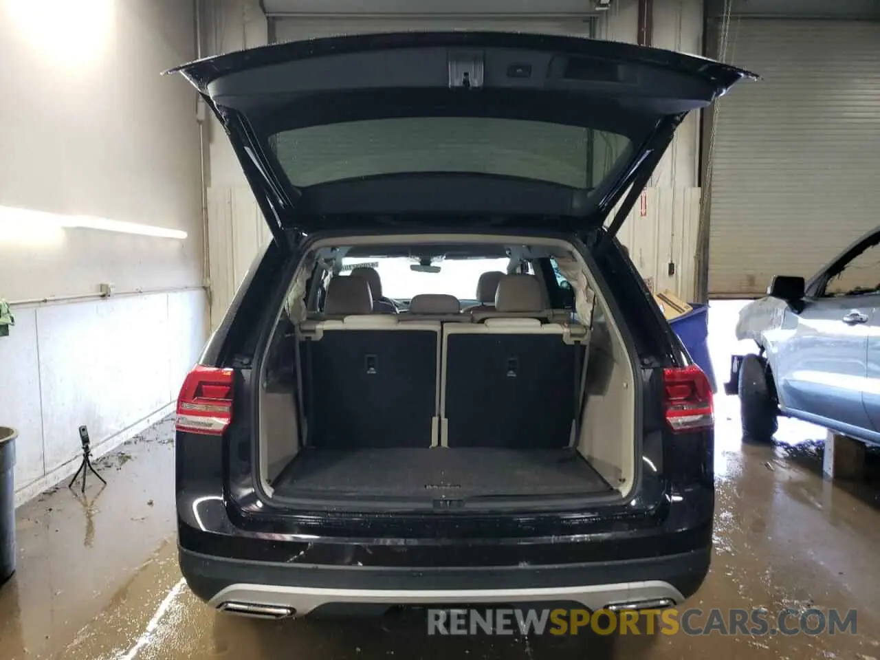 6 Photograph of a damaged car 1V2UR2CA5KC509346 VOLKSWAGEN ATLAS 2019