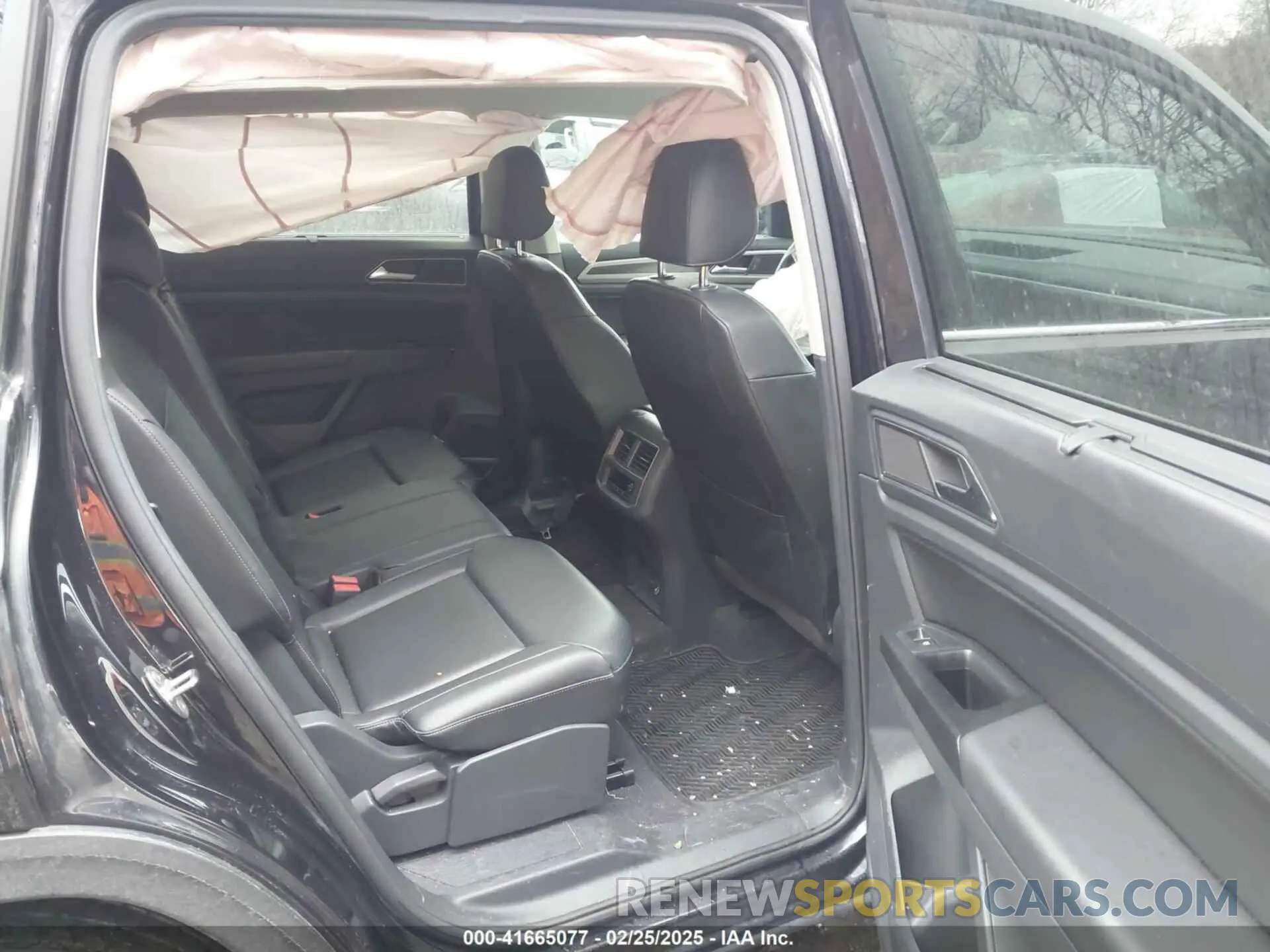 8 Photograph of a damaged car 1V2UR2CA5KC532996 VOLKSWAGEN ATLAS 2019