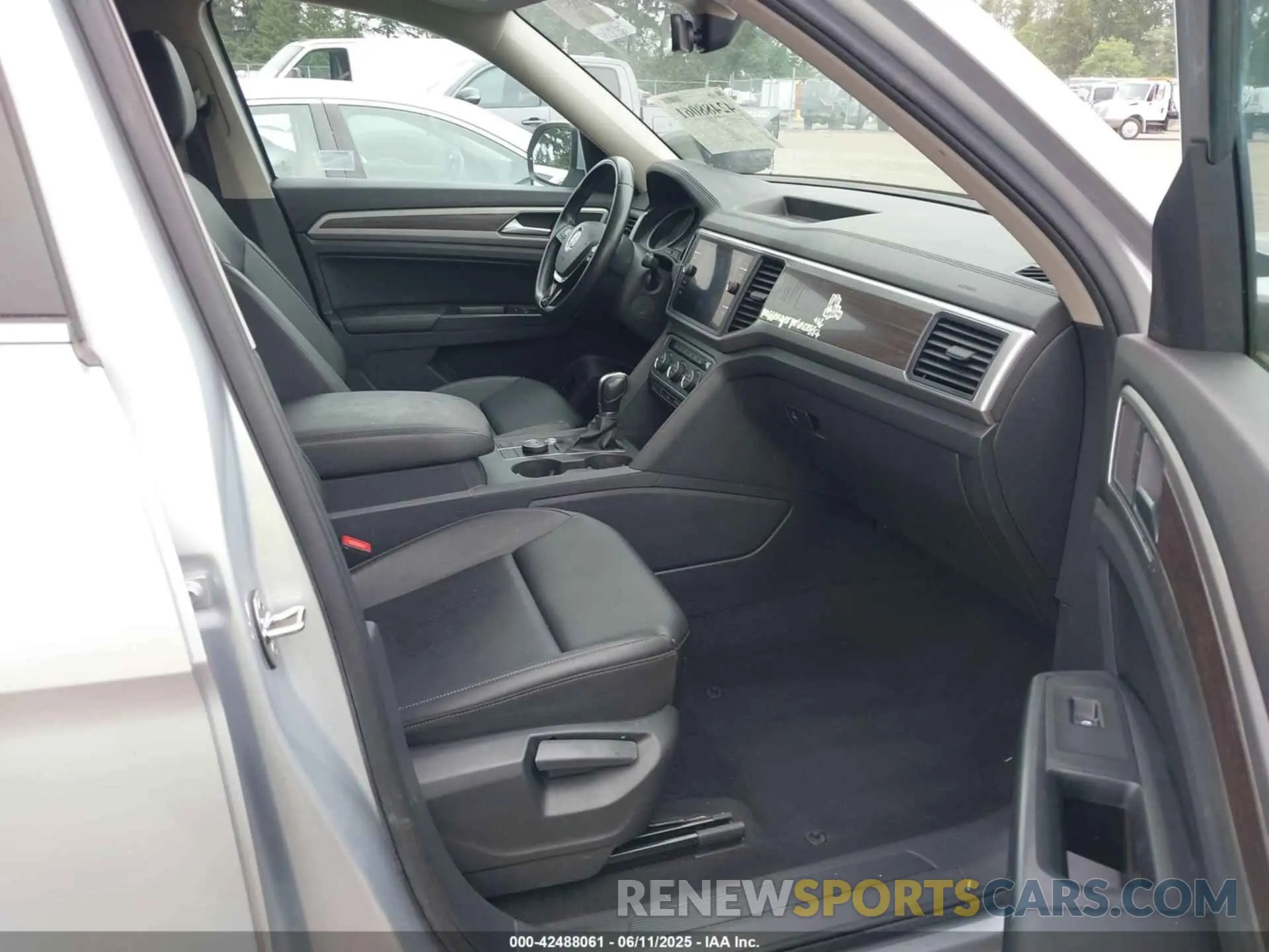 5 Photograph of a damaged car 1V2UR2CA7KC559844 VOLKSWAGEN ATLAS 2019