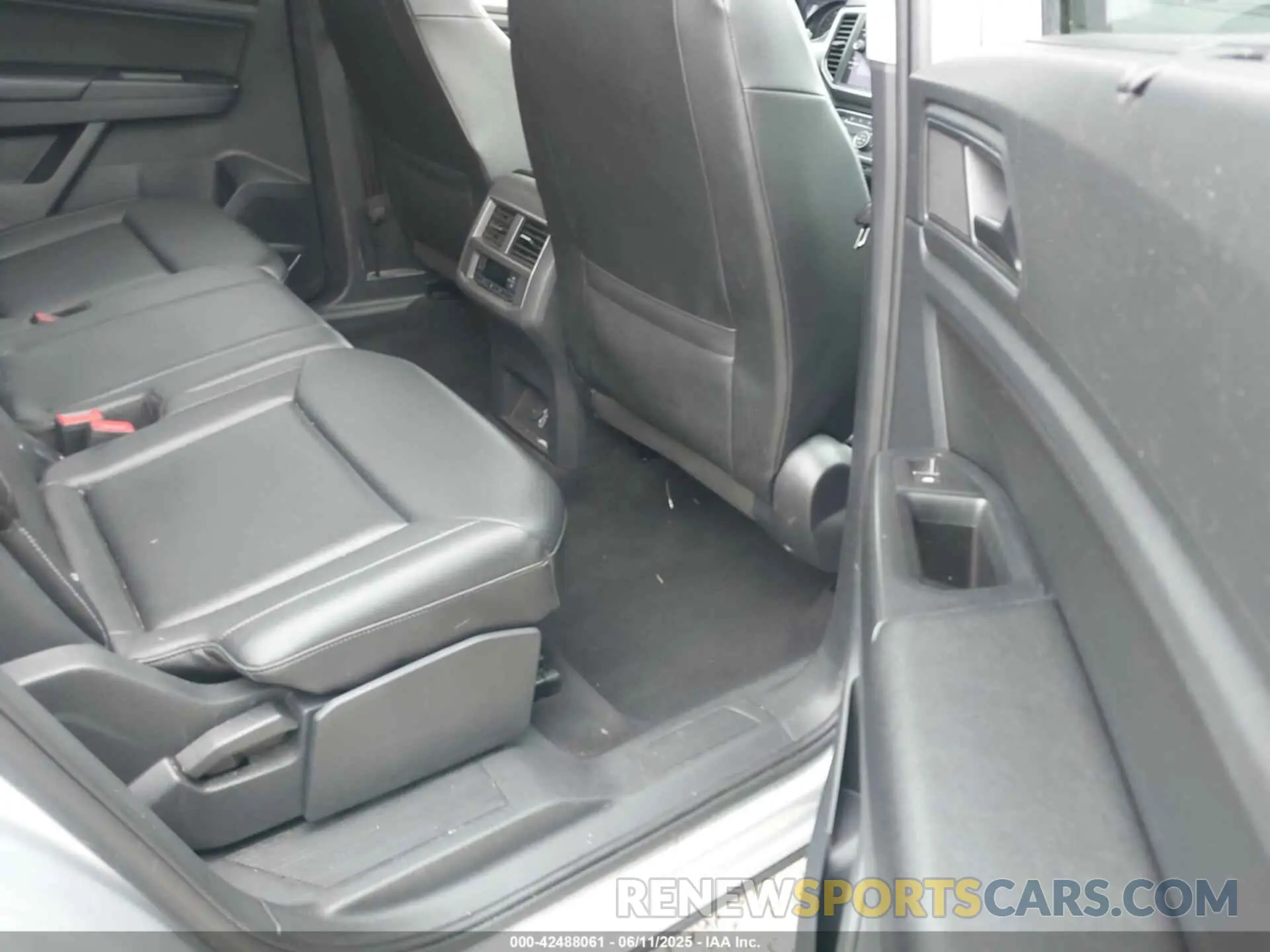 8 Photograph of a damaged car 1V2UR2CA7KC559844 VOLKSWAGEN ATLAS 2019