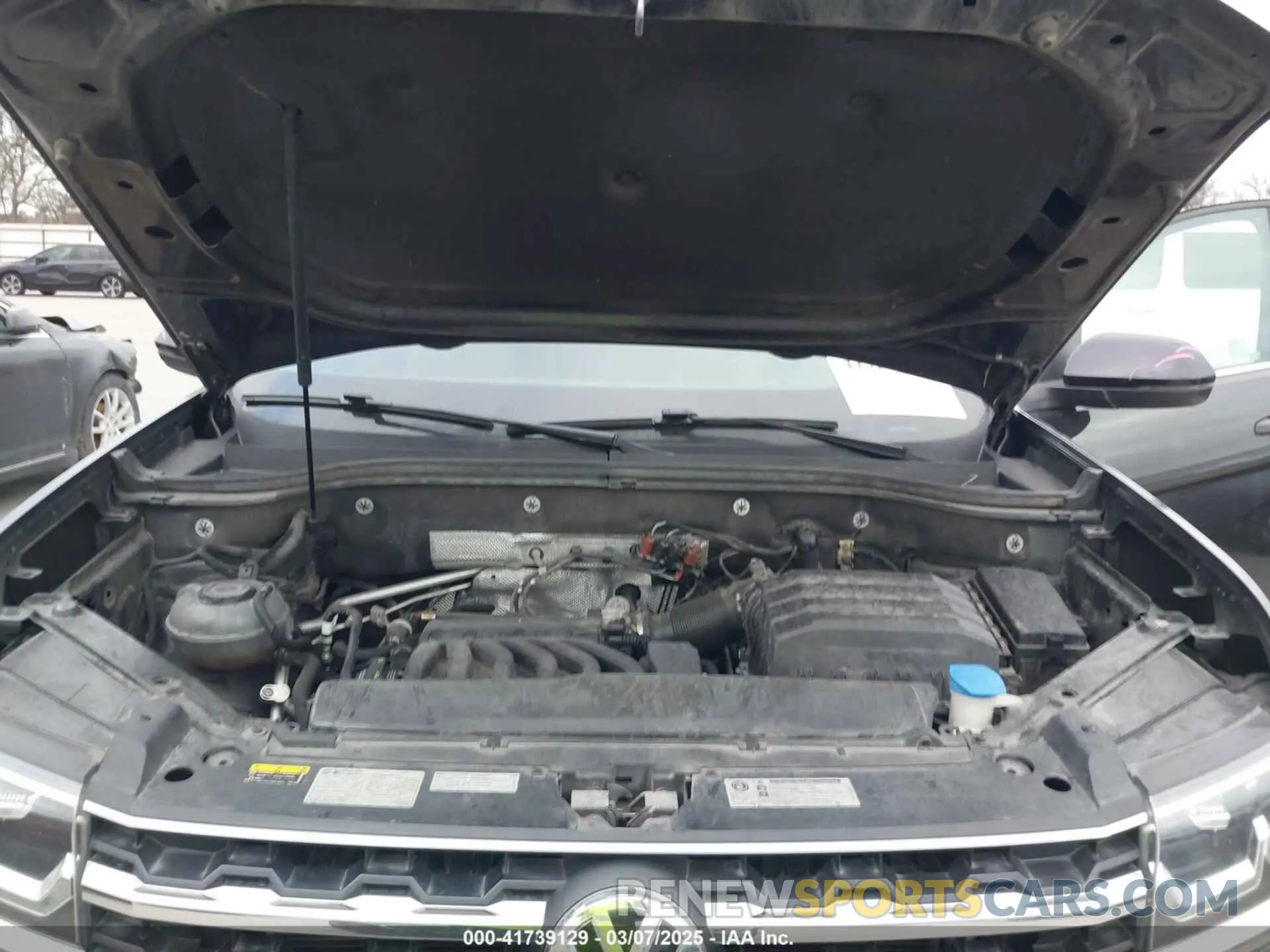 10 Photograph of a damaged car 1V2WR2CA1KC560593 VOLKSWAGEN ATLAS 2019