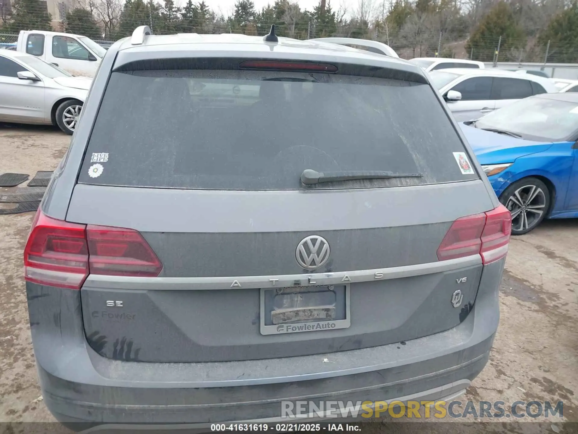 17 Photograph of a damaged car 1V2WR2CA2KC581212 VOLKSWAGEN ATLAS 2019