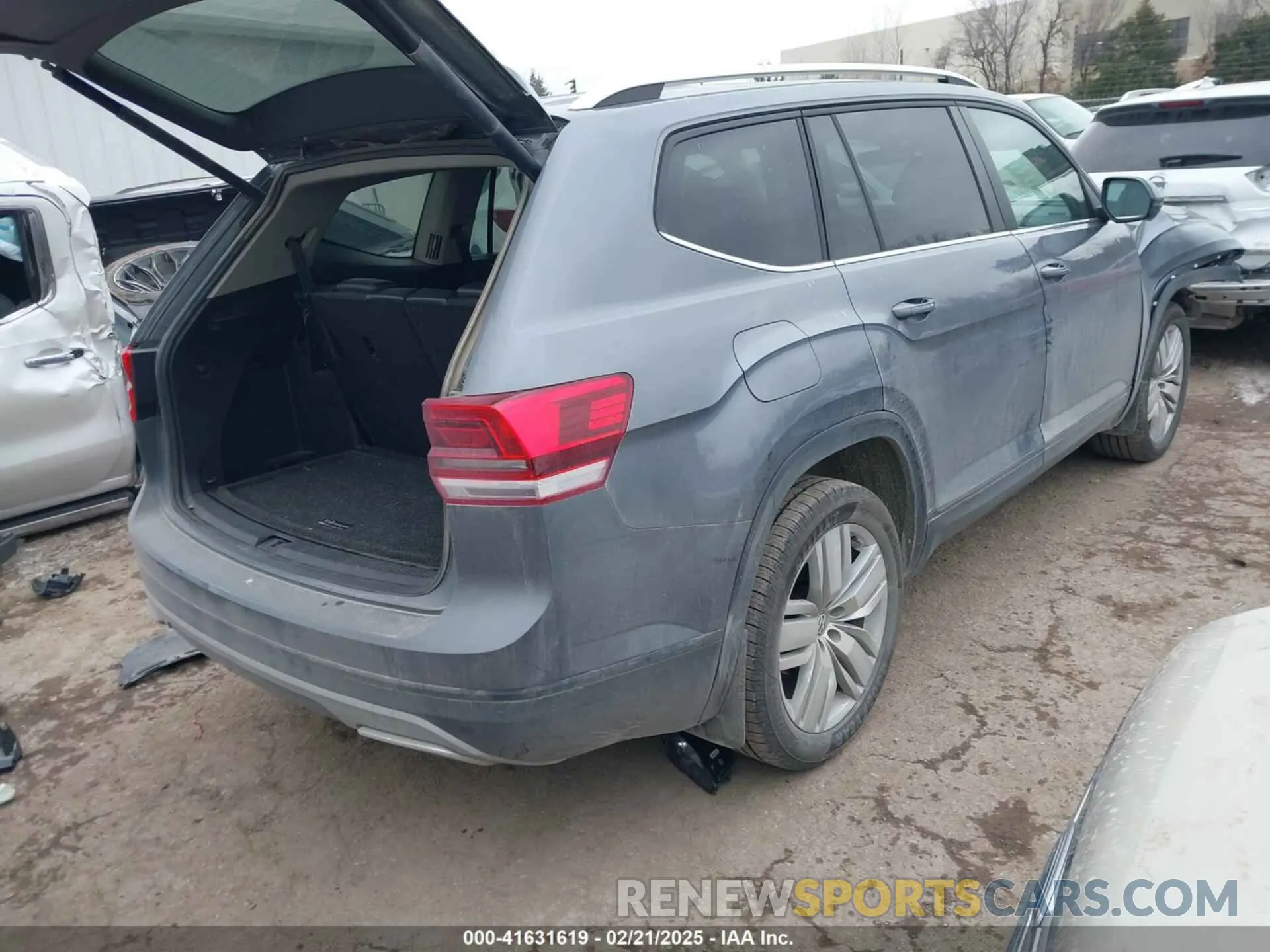 4 Photograph of a damaged car 1V2WR2CA2KC581212 VOLKSWAGEN ATLAS 2019