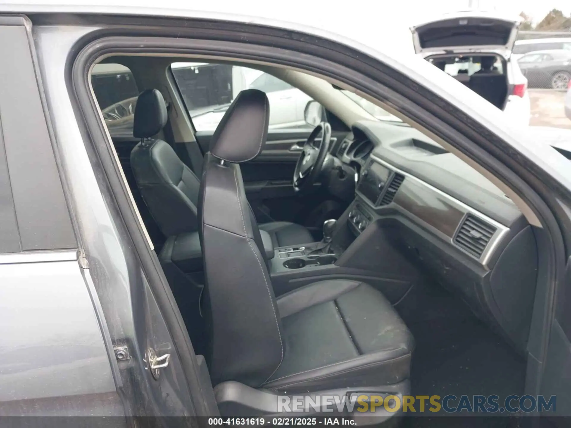 5 Photograph of a damaged car 1V2WR2CA2KC581212 VOLKSWAGEN ATLAS 2019